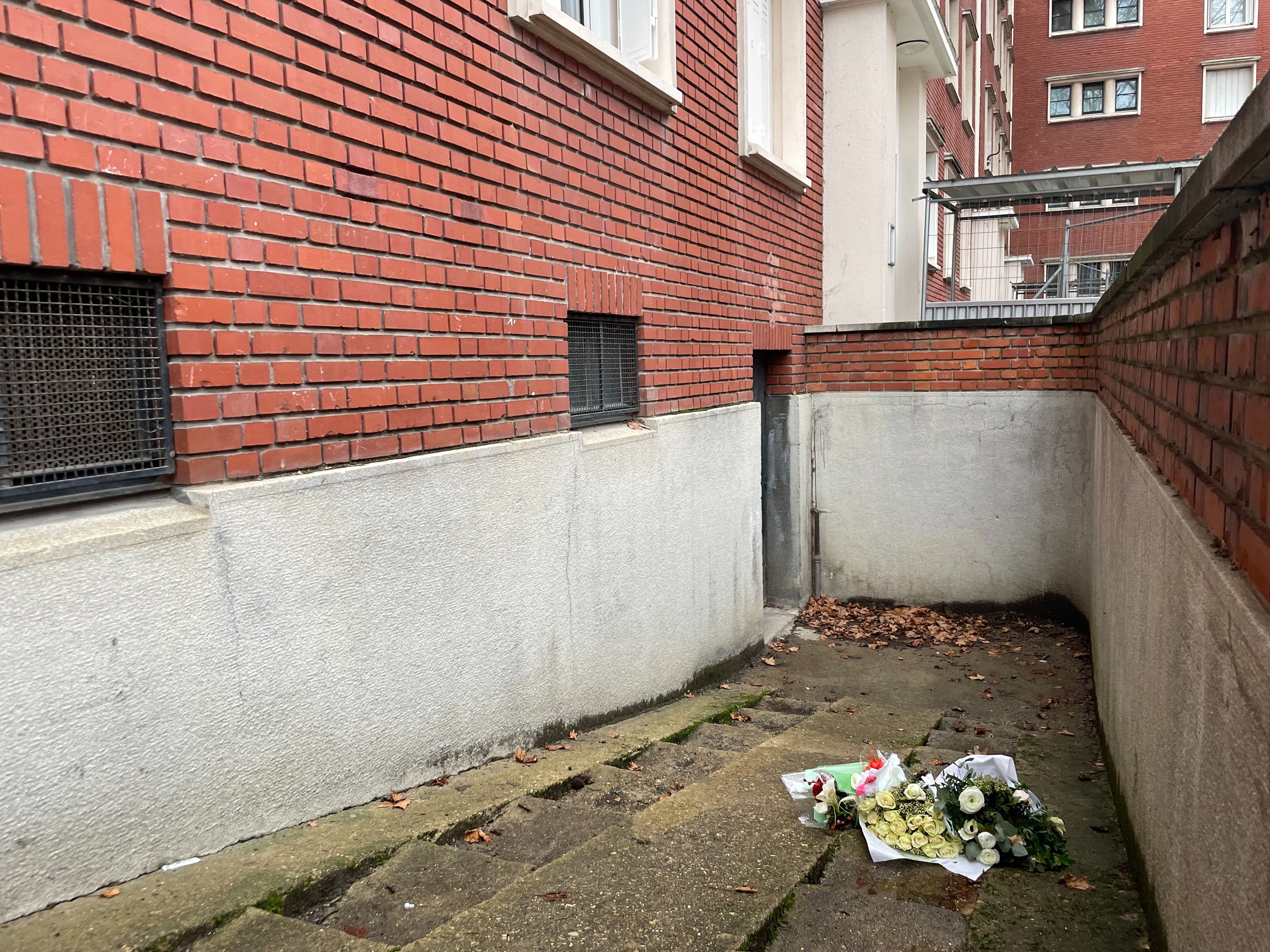 Maisons-Alfort, vendredi après-midi. Des bouquets de fleurs ont été déposés à l'endroit où est décédée une fille de 6 ans après une chute du 4e étage. LP/Sylvain Deleuze