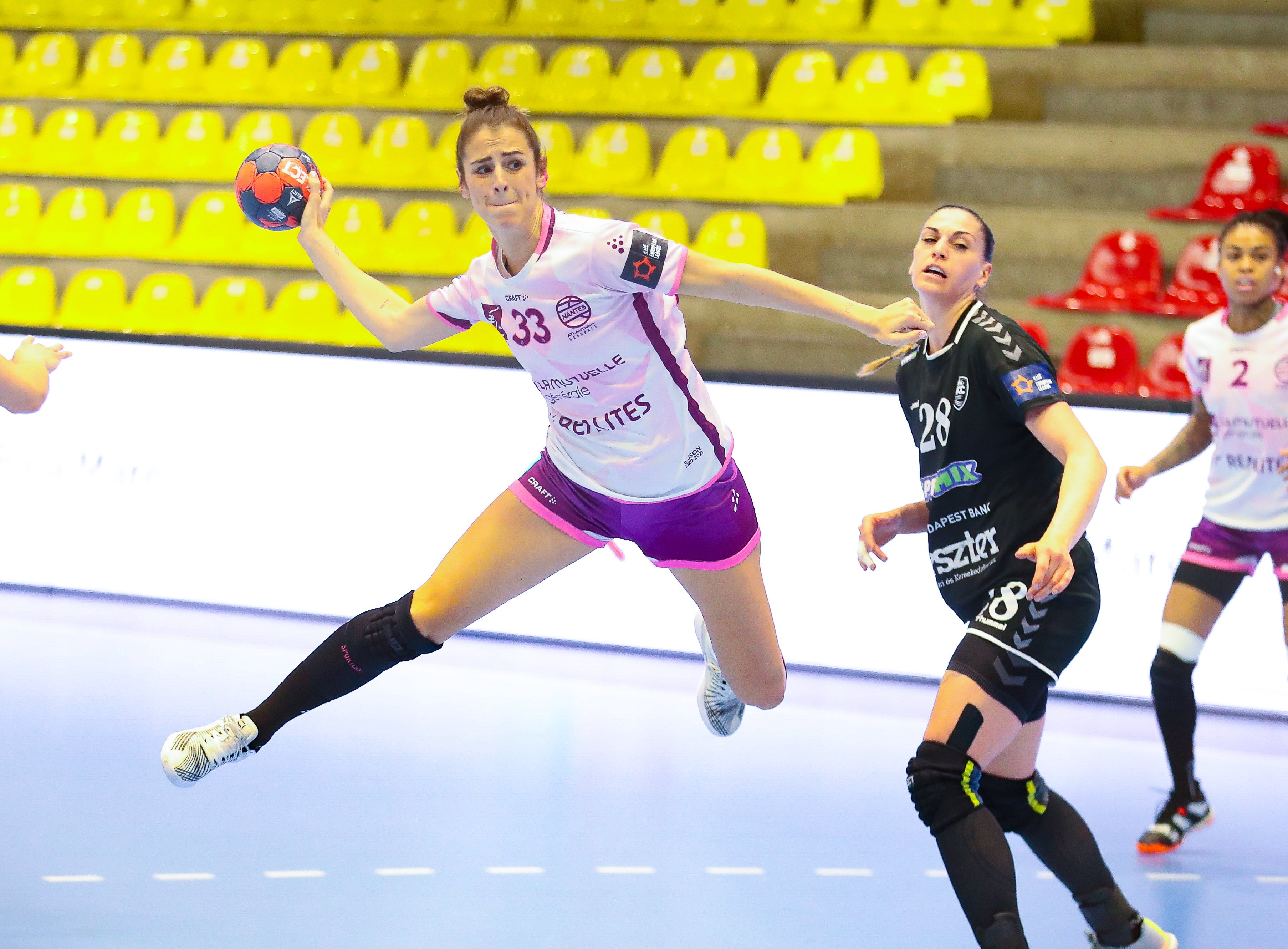 Les Nantaises (ici la demi-centre espagnole Beatriz Escribano) ont réalisé un exploit en gagnant la première Ligue européenne du handball français. LFH/Bertrand Delhomme