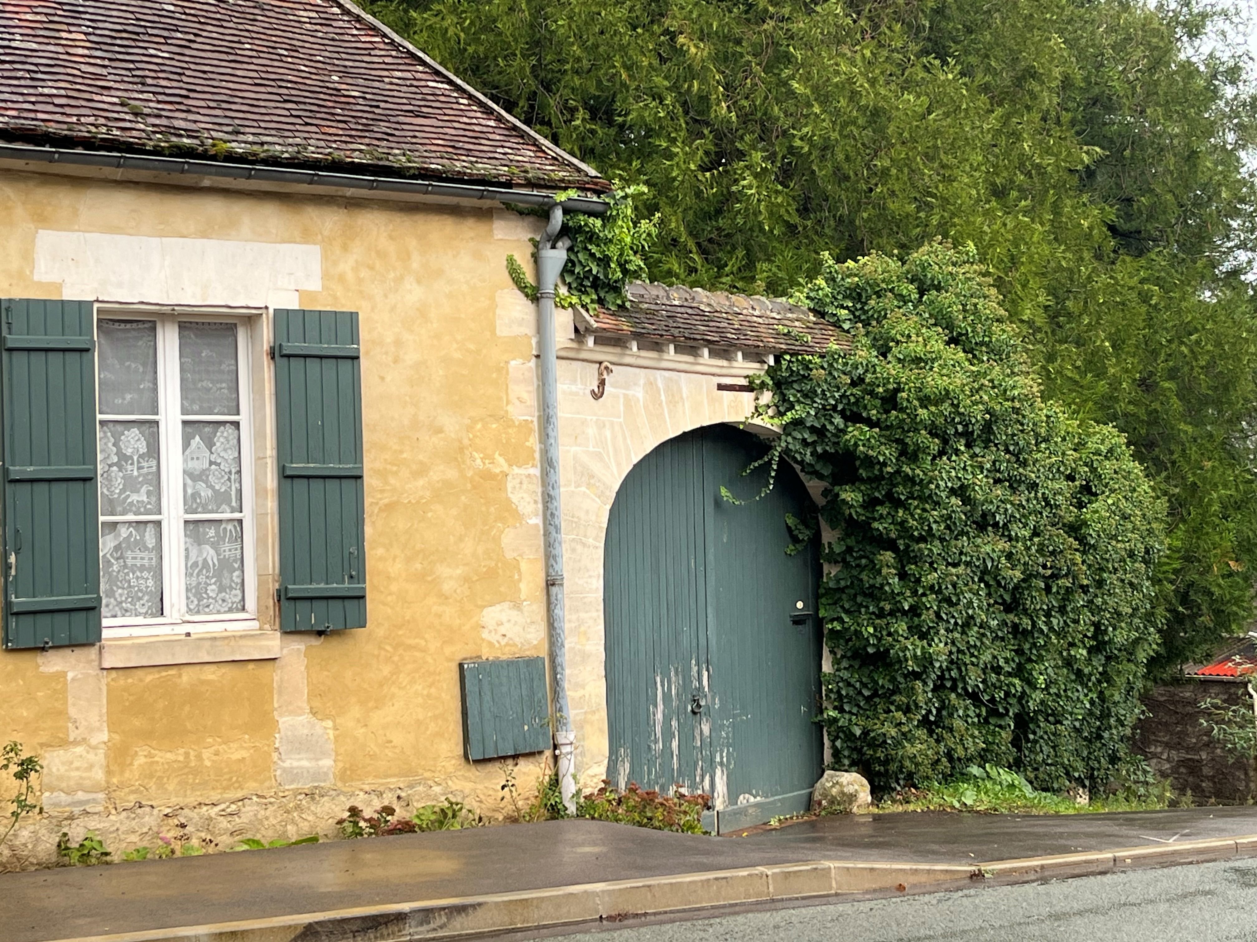 Berthecourt (Oise), ce lundi. C'est dans cette maison, située rue du Château, qu'un homme de 88 ans a trouvé la mort, ce dimanche. LP/Patrick Caffin