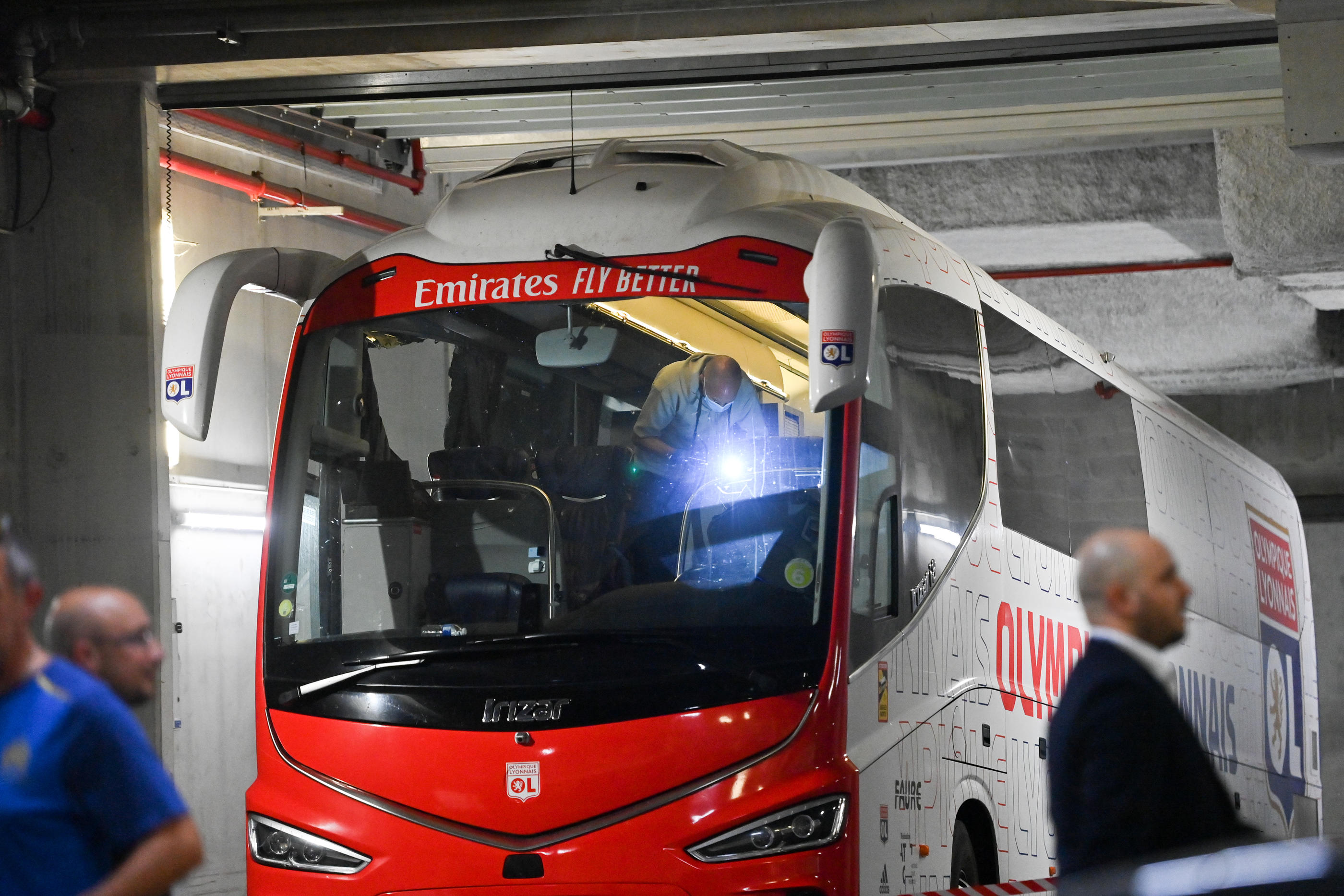 Le bus de l'OL a été caillassé à l'approche du Vélodrome. (Photo Sylvain Thomas/FEP/Icon Sport)