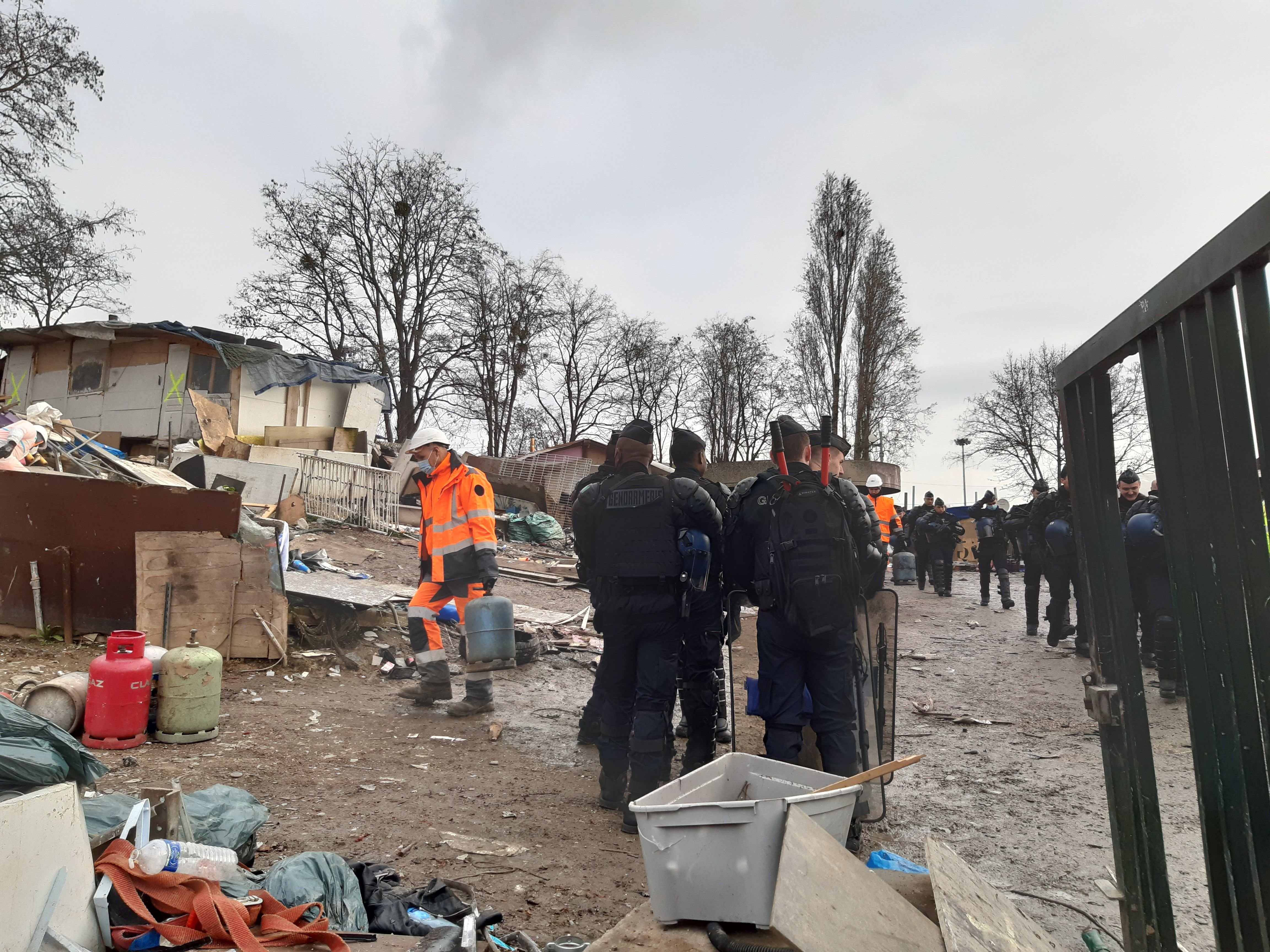 Antony (Hauts-de-Seine, 12 mars 2023. Le camp de Roms installé depuis 2017 sur un terrain entre l'A6 et l'A10 a été évacué. L'arrêté d'urgence pris par le maire vendredi avait été affiché la veille sur le campement. DR