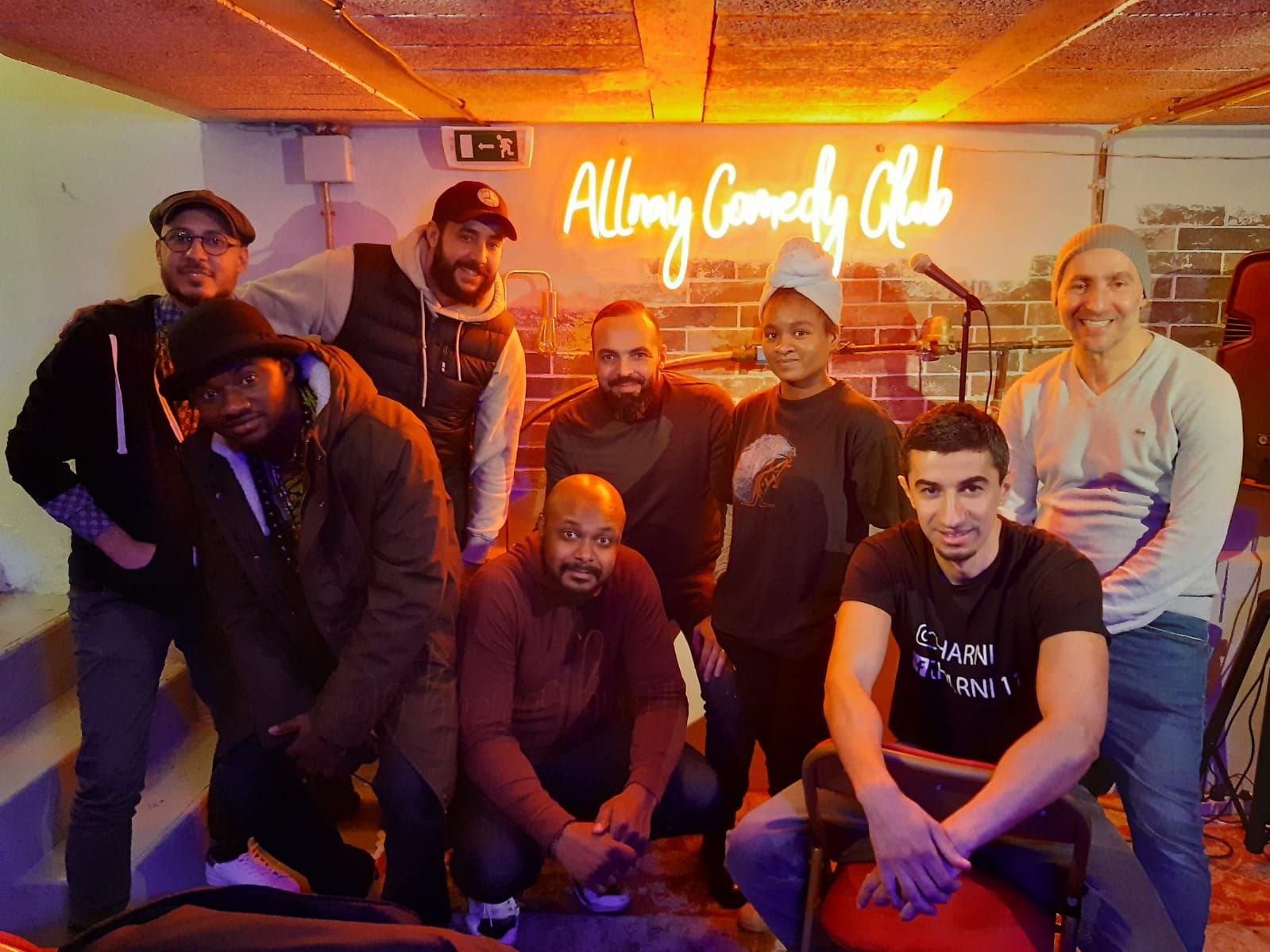 Aulnay-sous-Bois, le 7 mars 2022. Chaque lundi, des humoristes amateurs se produisent au Allnay Comedy Club, lancé par Ridouan Aassout (au centre, au second rang). LP/Alexandre Arlot
