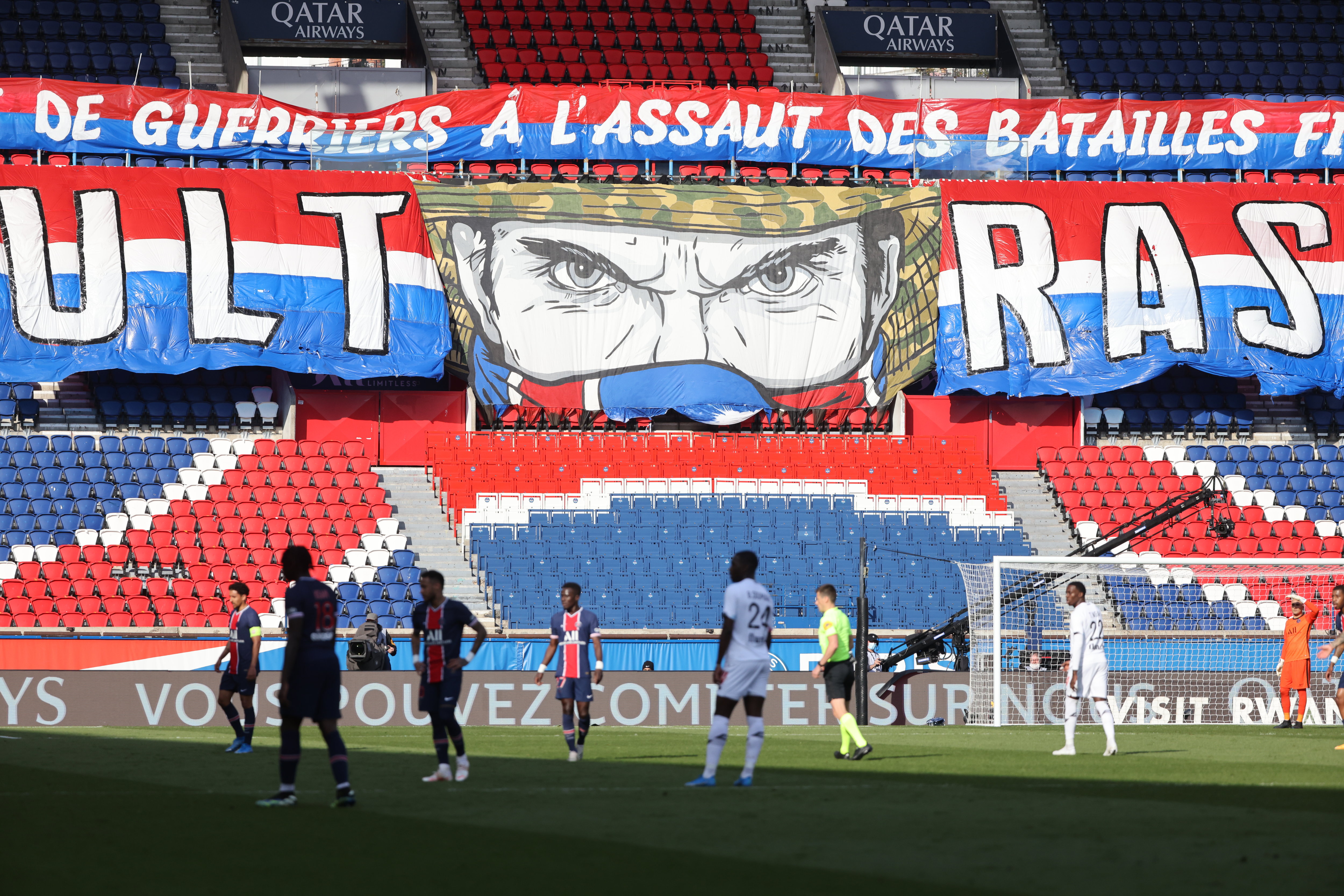 PSG : les Ultras encouragent leur équipe depuis le Parc des Princes - Le  Parisien