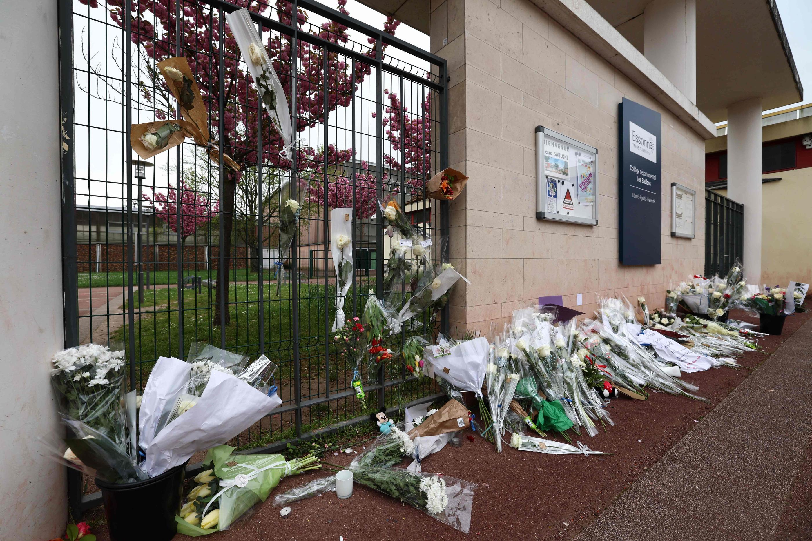 Ce dimanche 7 avril, deux jours après le décès de Shemseddine, l'émotion est encore vive à Viry-Châtillon (Essonne), où des anonymes continuent de déposer des roses blanches devant l'établissement du collégien. AFP/Emmanuel Dunand