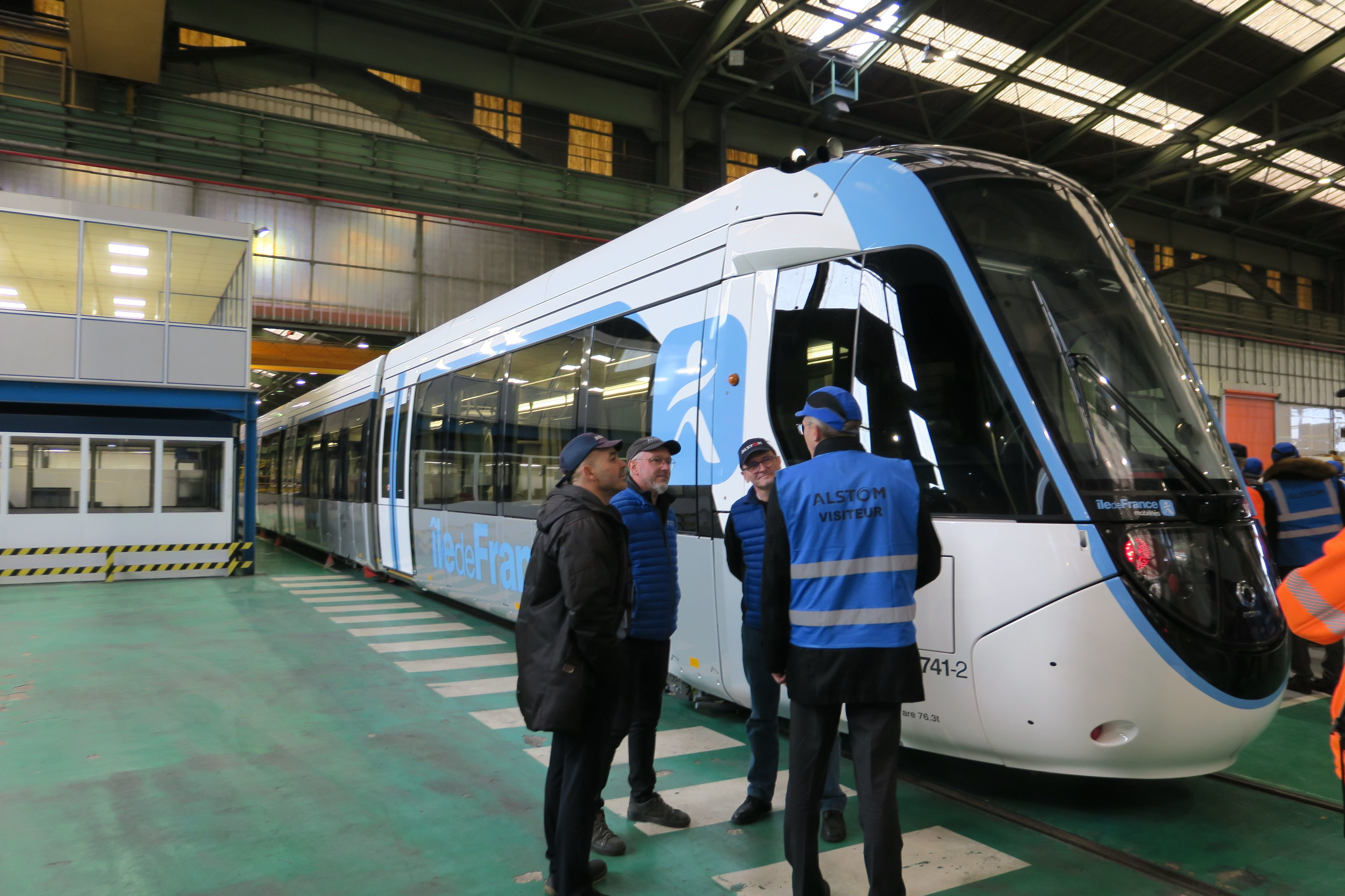 Ces rames construites par Alstom près de Valenciennes équiperont les lignes de tramway T12, dont la mise en service est attendue en fin d'année 2023 entre Massy et Evry-Courcouronnes. LP/Jila Varoquier