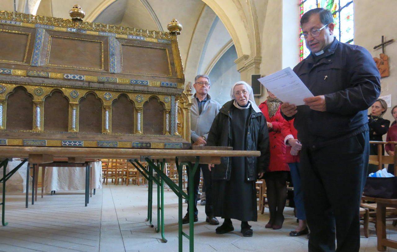 <b></b> Jouarre, vendredi 28 octobre. Le recteur de la cathédrale de Meaux Philippe Legrand (à droite) a conduit la cérémonie de reconnaissance des reliques de l’église de Jouarre. Les châsses qui accueillent les ossements ont fait l’objet d’une restauration. 