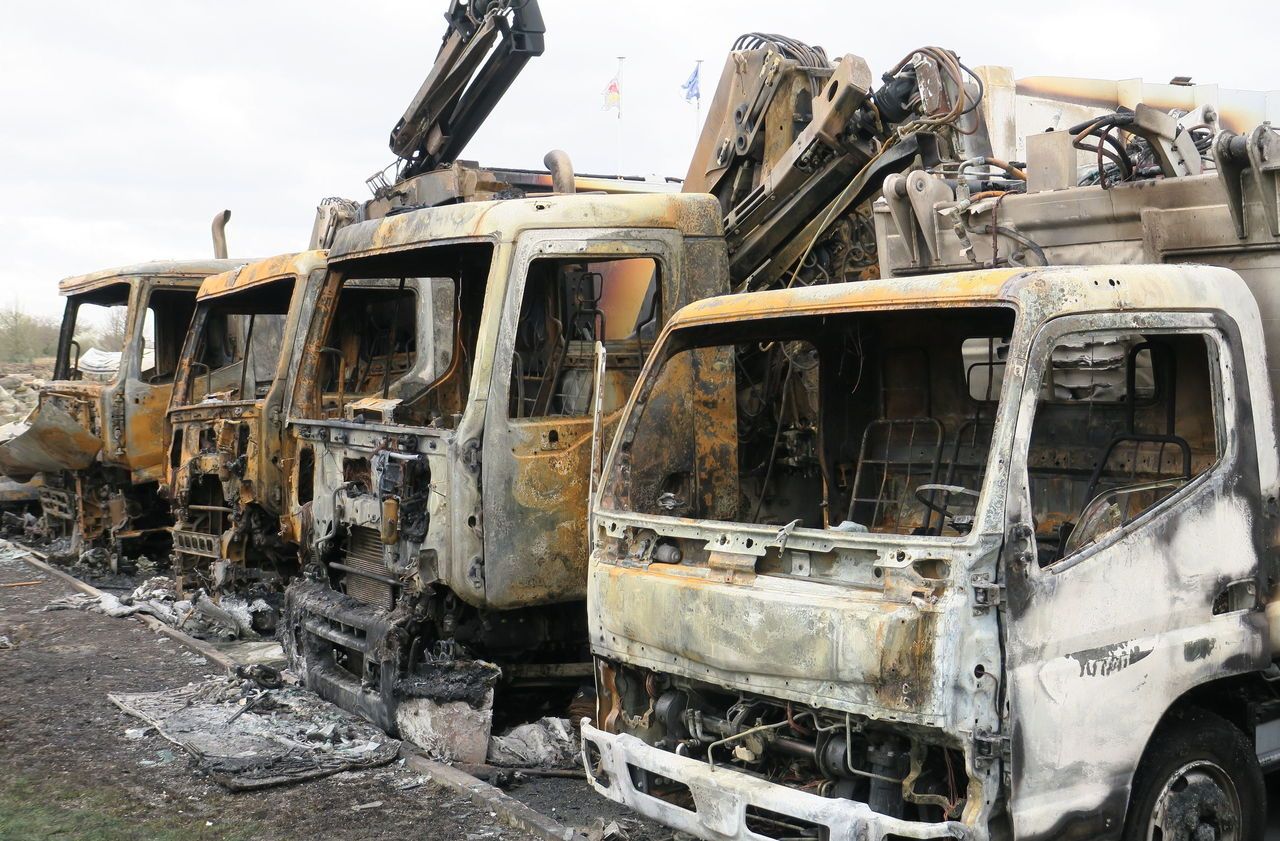 <b></b> Wissous, le 20 mars 2017. Un incendie criminel avait détruit sept camions de la société ESG et dégradé 44 autres.