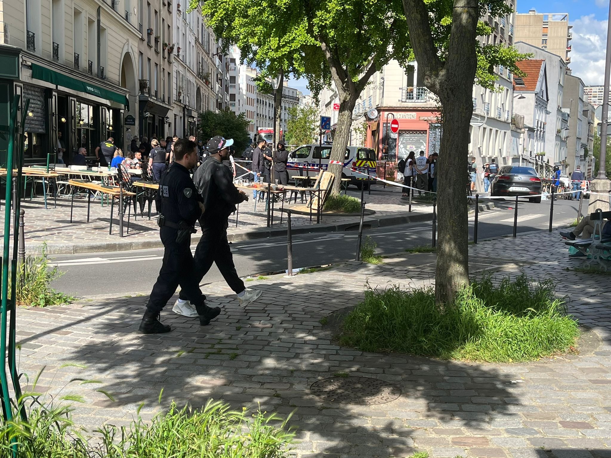 Rue des Envierges (XXe), ce 15 mai 2024. De nombreux policiers se trouvent sur place. LP/Elie Julien
