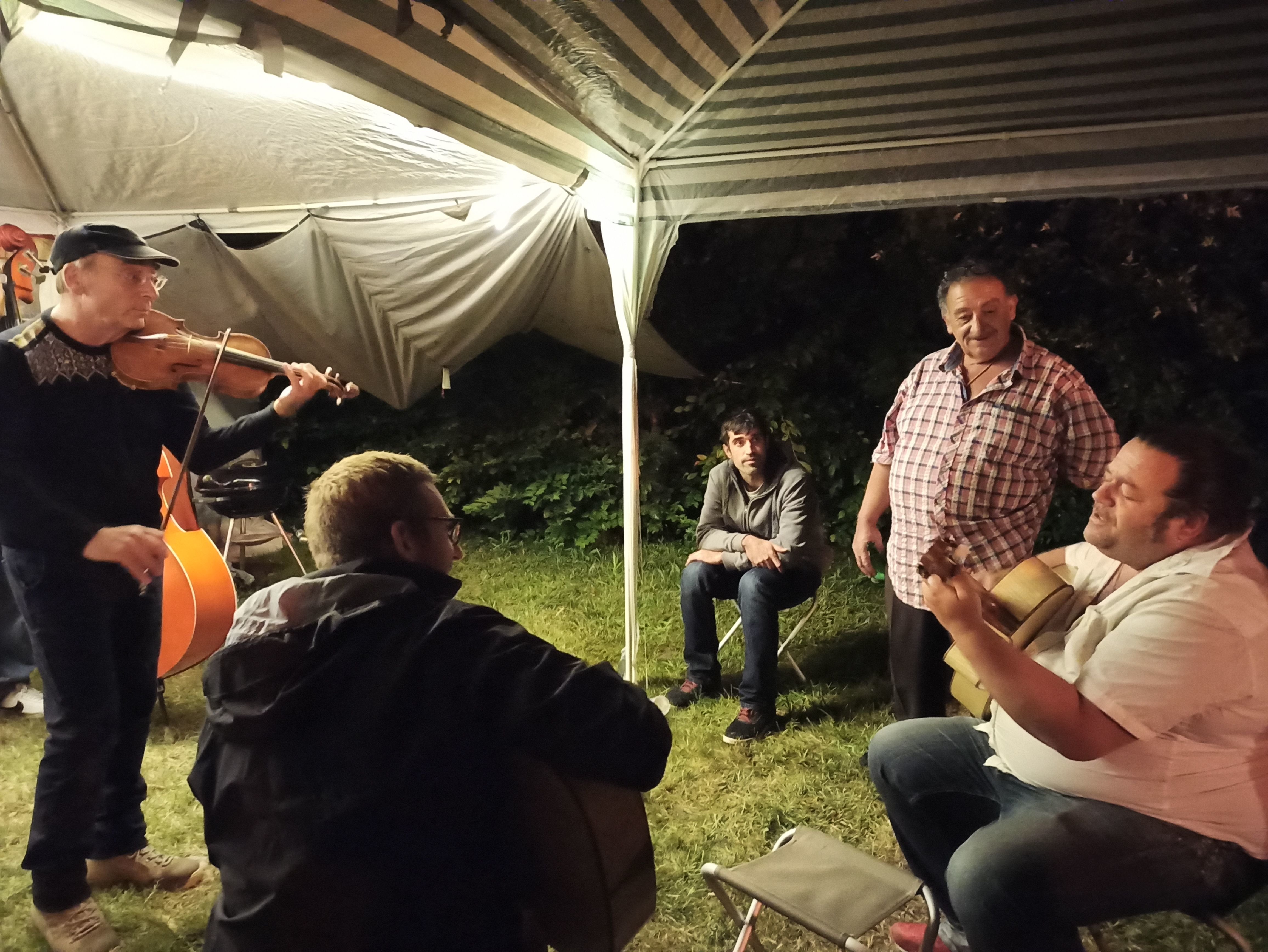 Au camping de Samoreau, les fans de jazz manouche ressuscitent la légende  Django Reinhardt - Le Parisien