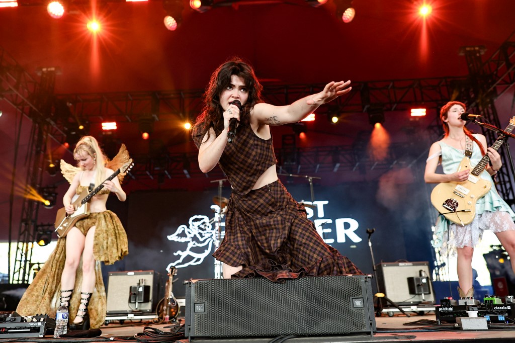 Le groupe anglais entièrement féminin The Last Dinner Party, ici au festival Coachella en avril, sera l'un des grands moments du festival Rock en Seine. AFP/Theo Wargo