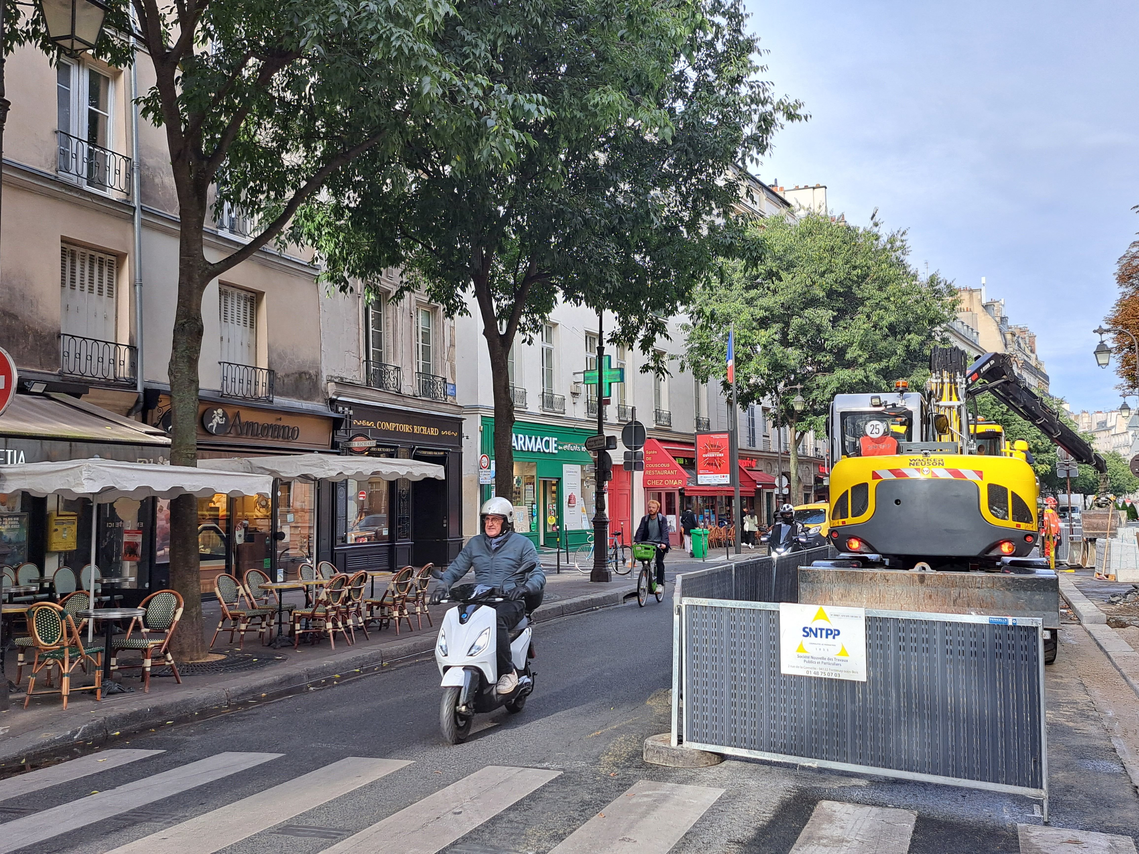 Rue de Bretagne (IIIe), mercredi 18 octobre 2023. Depuis le 16 octobre, la rue de Bretagne, connue pour ses cafés, ses commerces de bouche et son marché des Enfants rouges, vit au rythme du chantier d'aménagement d'une piste cyclable à contre-sens. LP/Philippe Baverel