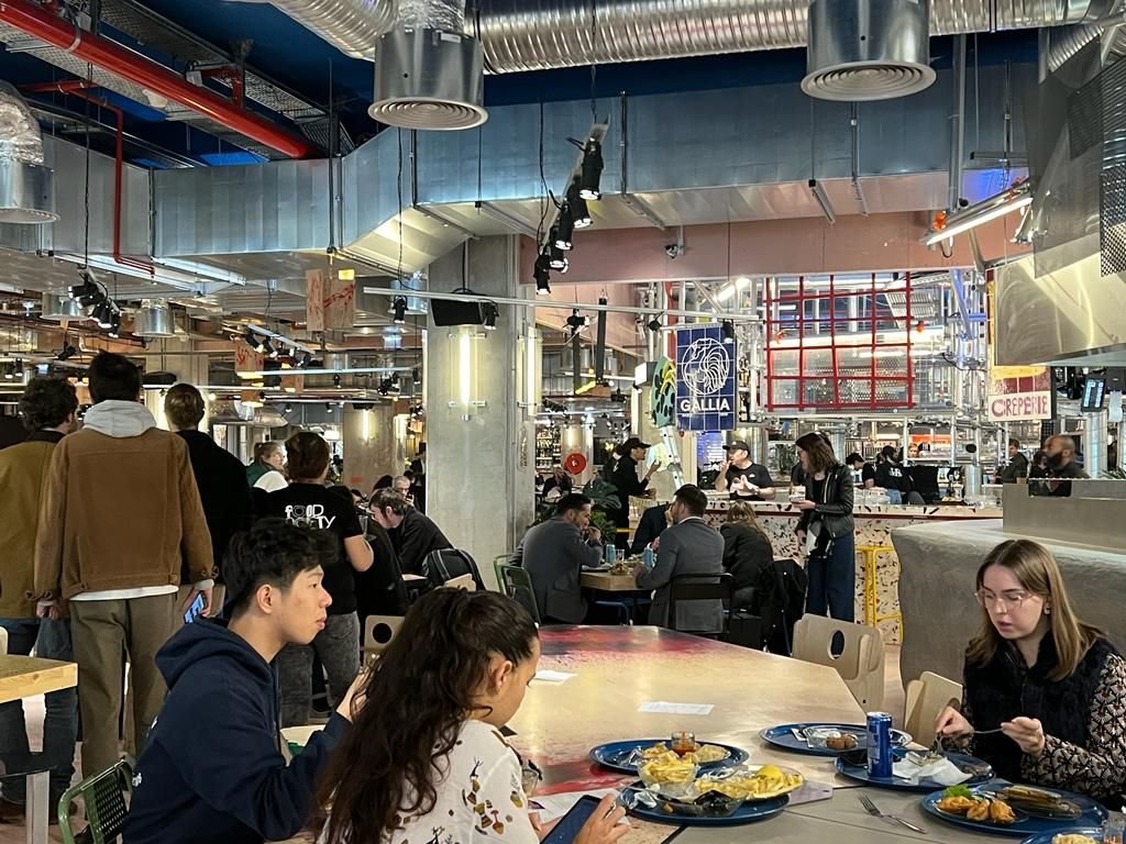 Dans un décor industriel, Food Society (ici lors d'un déjeuner test) dispose de 900 places assises, autour de 15 enseignes de restauration, torréfaction, pâtisserie et cocktails. LP/Clémence Bauduin