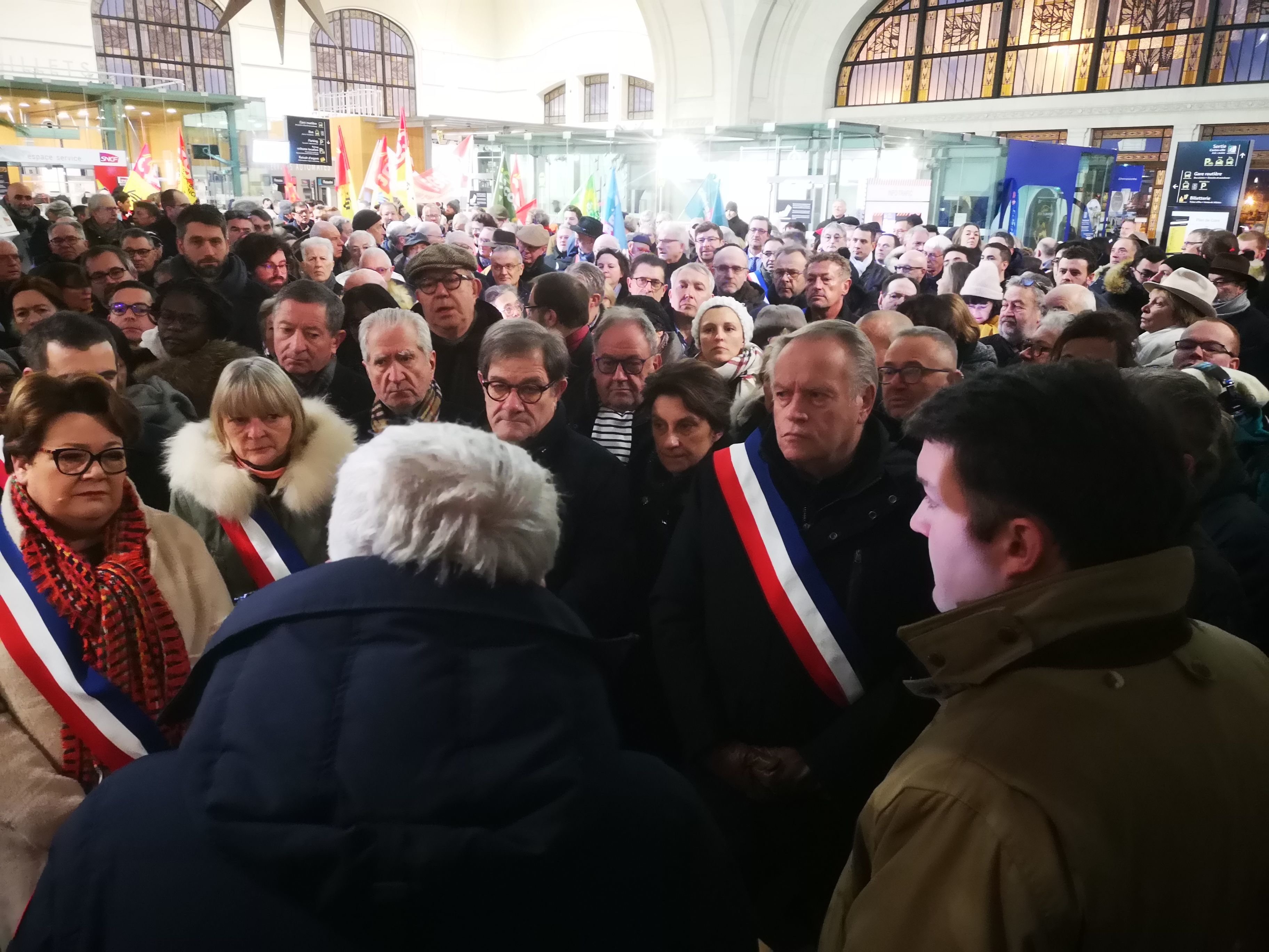 Ce lundi 12 décembre, à Limoges (Haute-Vienne) des entrepreneurs se mobilisent contre la SNCF en gare de Limoges pour dénoncer la lente dégradation de la ligne Limoges-Paris depuis des années. LP/Franck Lagier