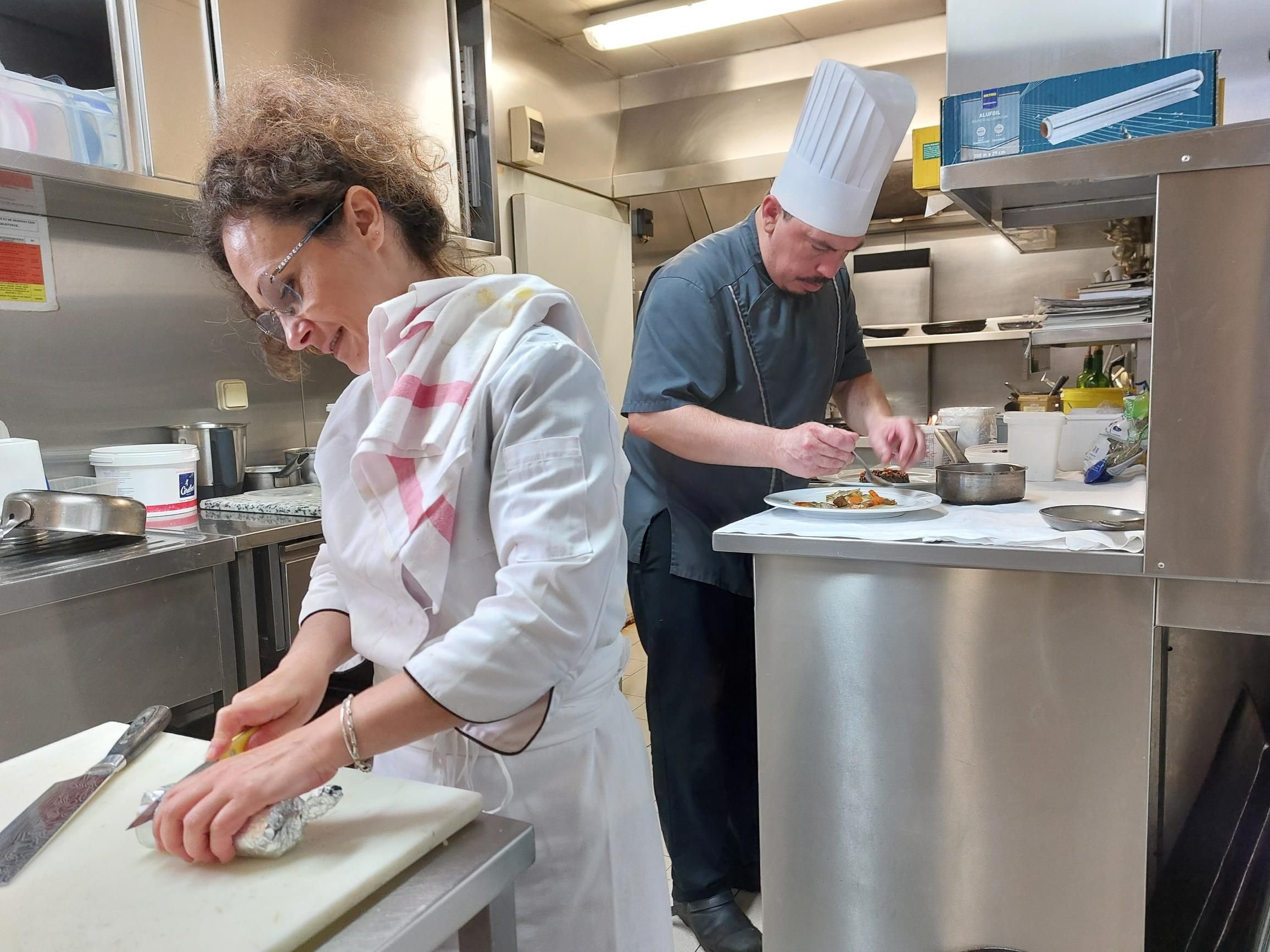 Argenteuil, le 30 mai. Aux manettes de la Ferme d'Argenteuil, Amelia Claro participe aux Papilles impressionnistes avec sa fille Laura (à g.), qui seconde le chef Cyril Perros. LP/Christophe Lefèvre