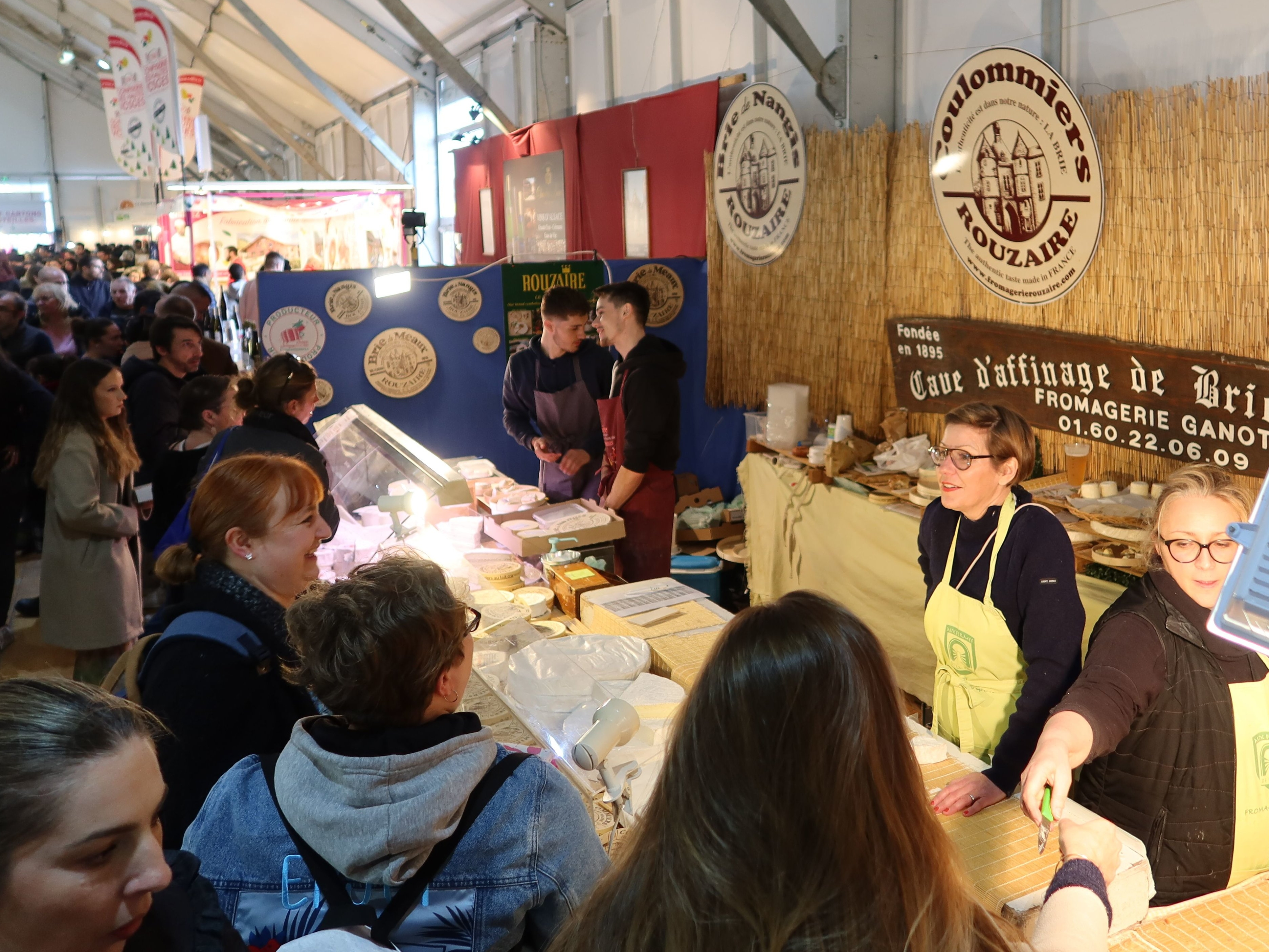 Coulommiers (Seine-et-Marne), samedi 1er avril 2023. Très belle affluence, ce samedi soir, lors du deuxième jour de la 54e Foire aux fromages et aux vins. LP / Sébastien Roselé