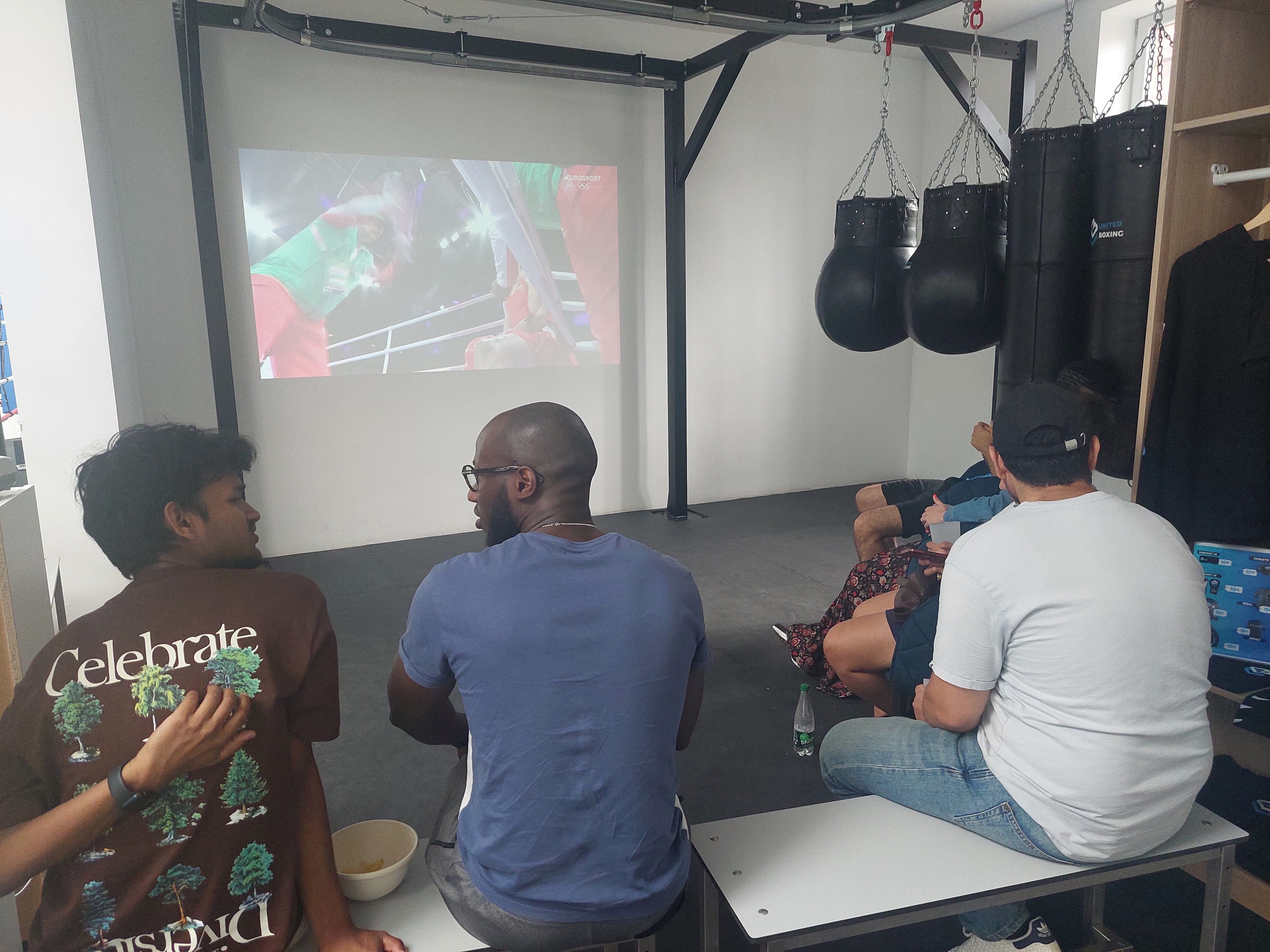 Colombes (Hauts-de-Seine), le 3 août 2024. Une poignée de boxeurs amateurs ont assisté à des combats olympiques dans la salle créée par Abdelkader Bouhenia. LP/Olivier Bureau