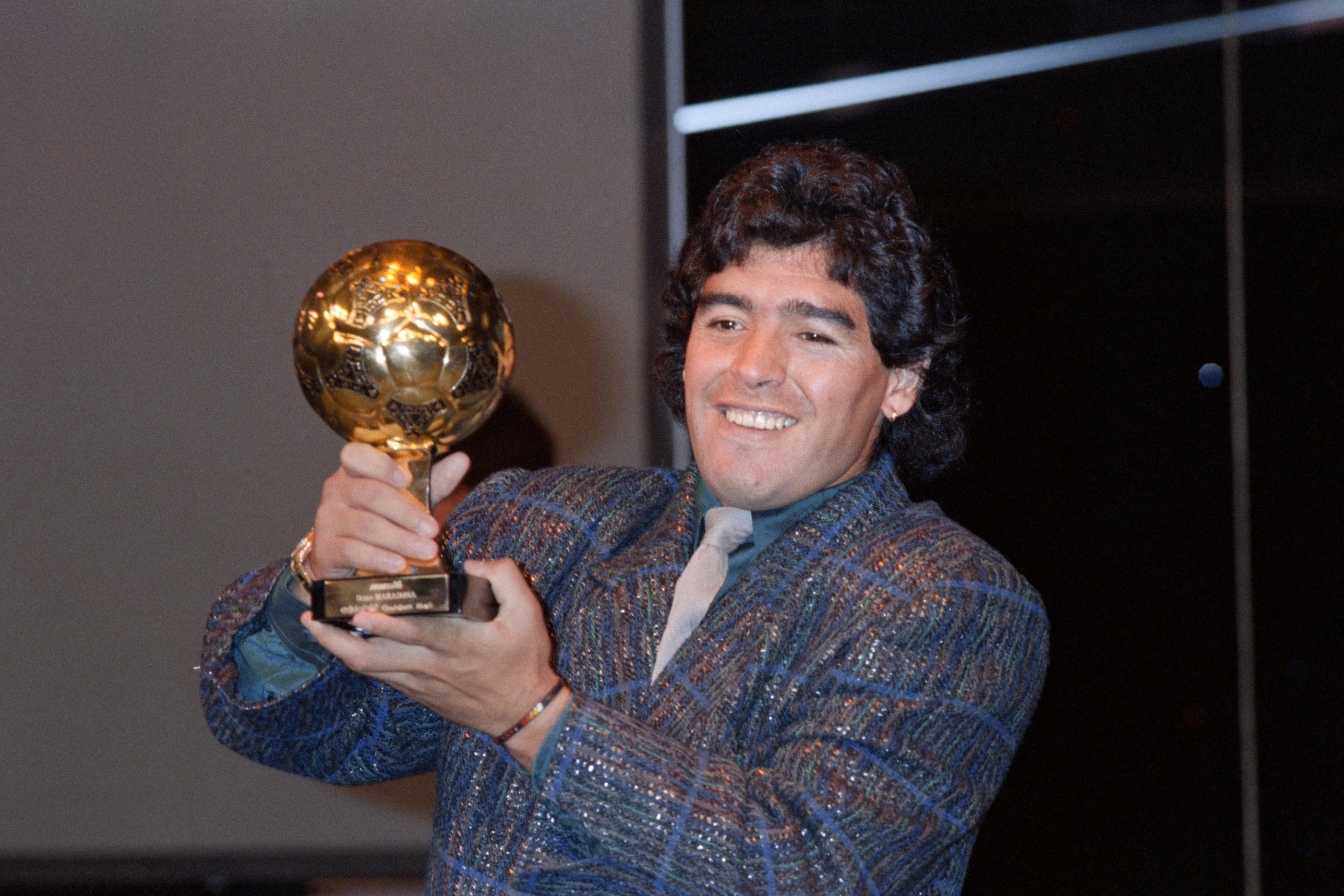 Paris, 13 novembre 1986. La vente du Ballon d'Or Adidas est contestée par la famille devant la cour d'appel de Versailles. Pascal GEORGE / AFP.