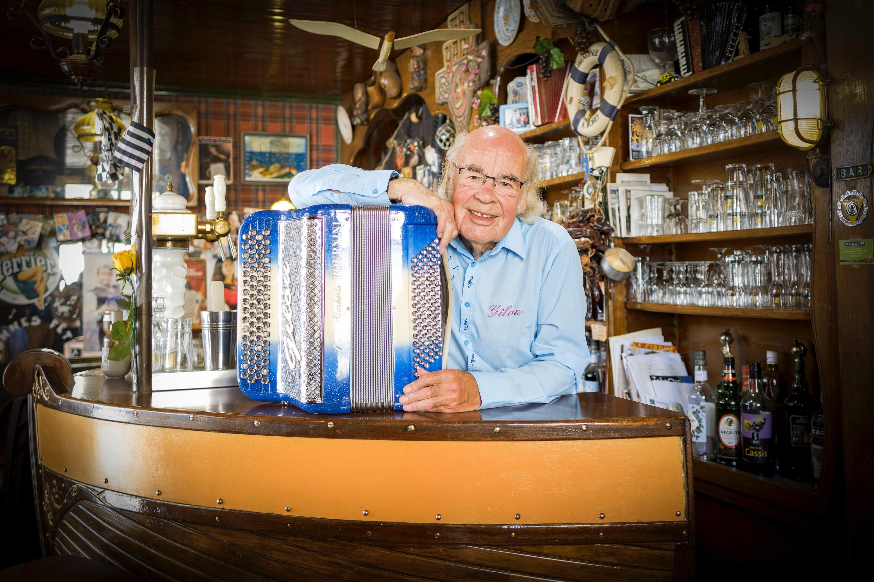 «Gilou» (Gilles Lecouty), ici dans son fief du Mans (Sarthe), le café de Bretagne, est toujours en tournée. LP/Dominique Breugnot