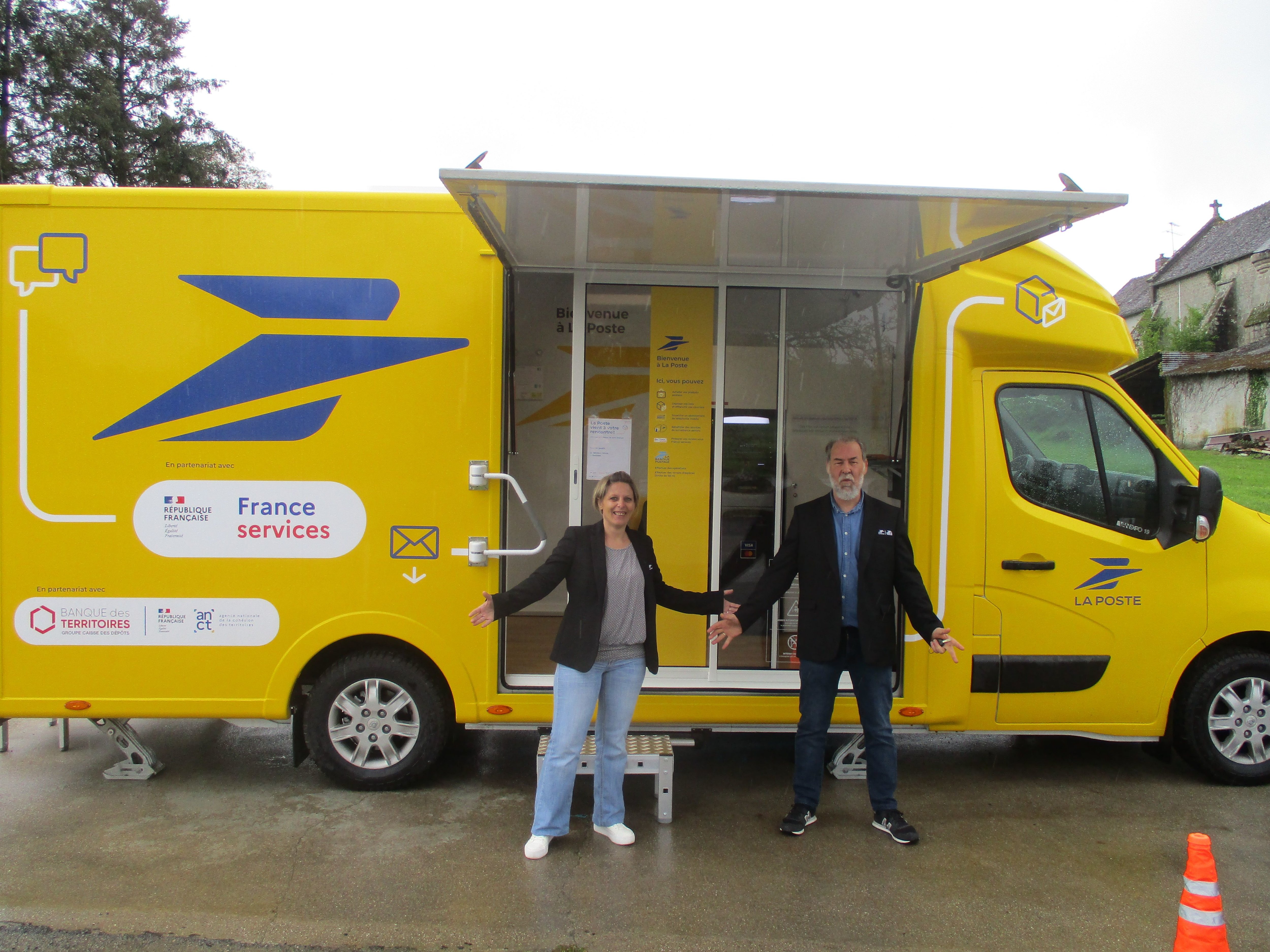 Le camion itinérant de La Poste en Creuse est le seul à proposer un service de retrait d'espèces. LP/Antoine Marty