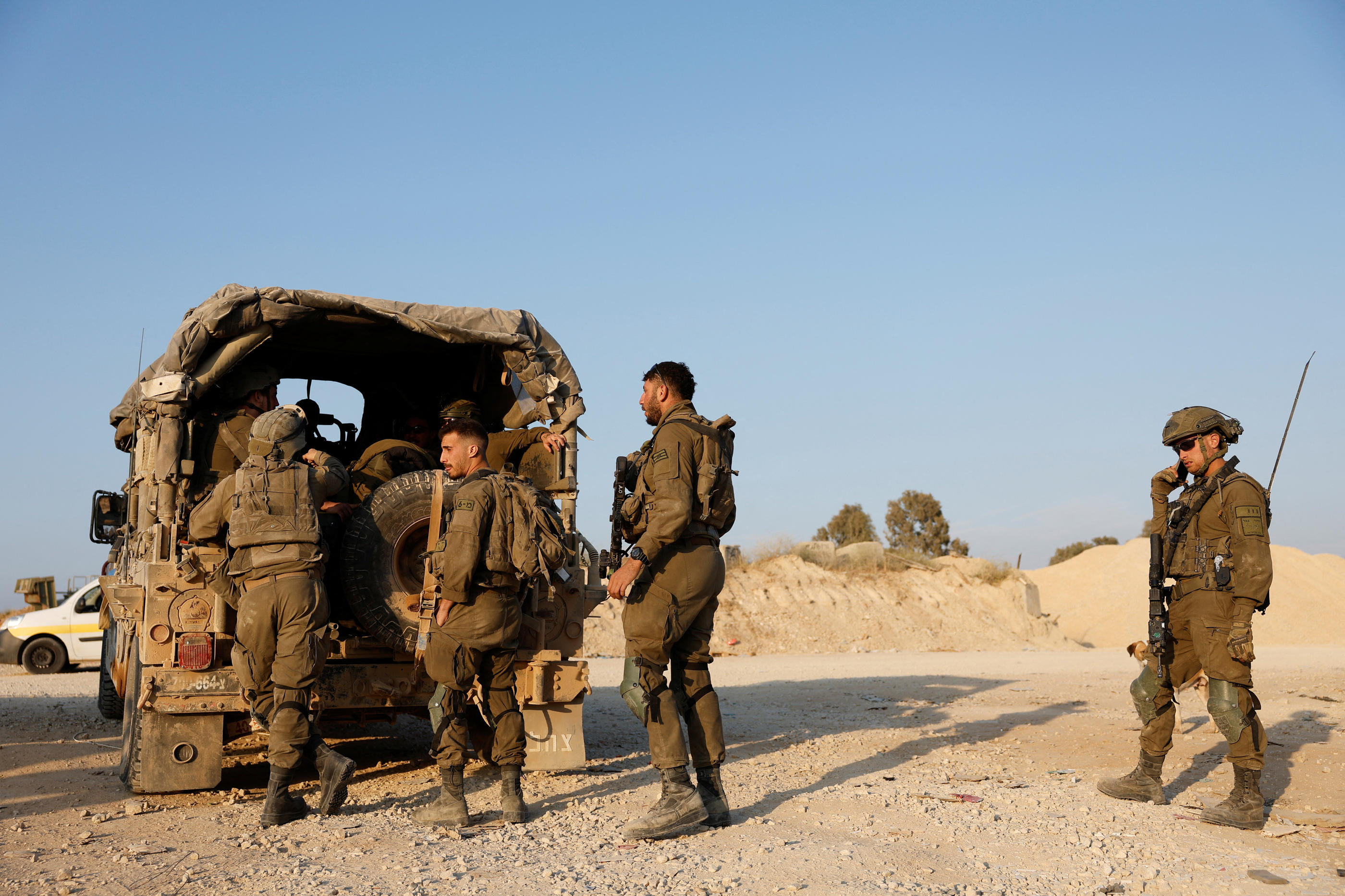 Les soldats israéliens postés dans le sud de la bande de Gaza ont amorcé leur retrait de la zone. REUTERS/Amir Cohen