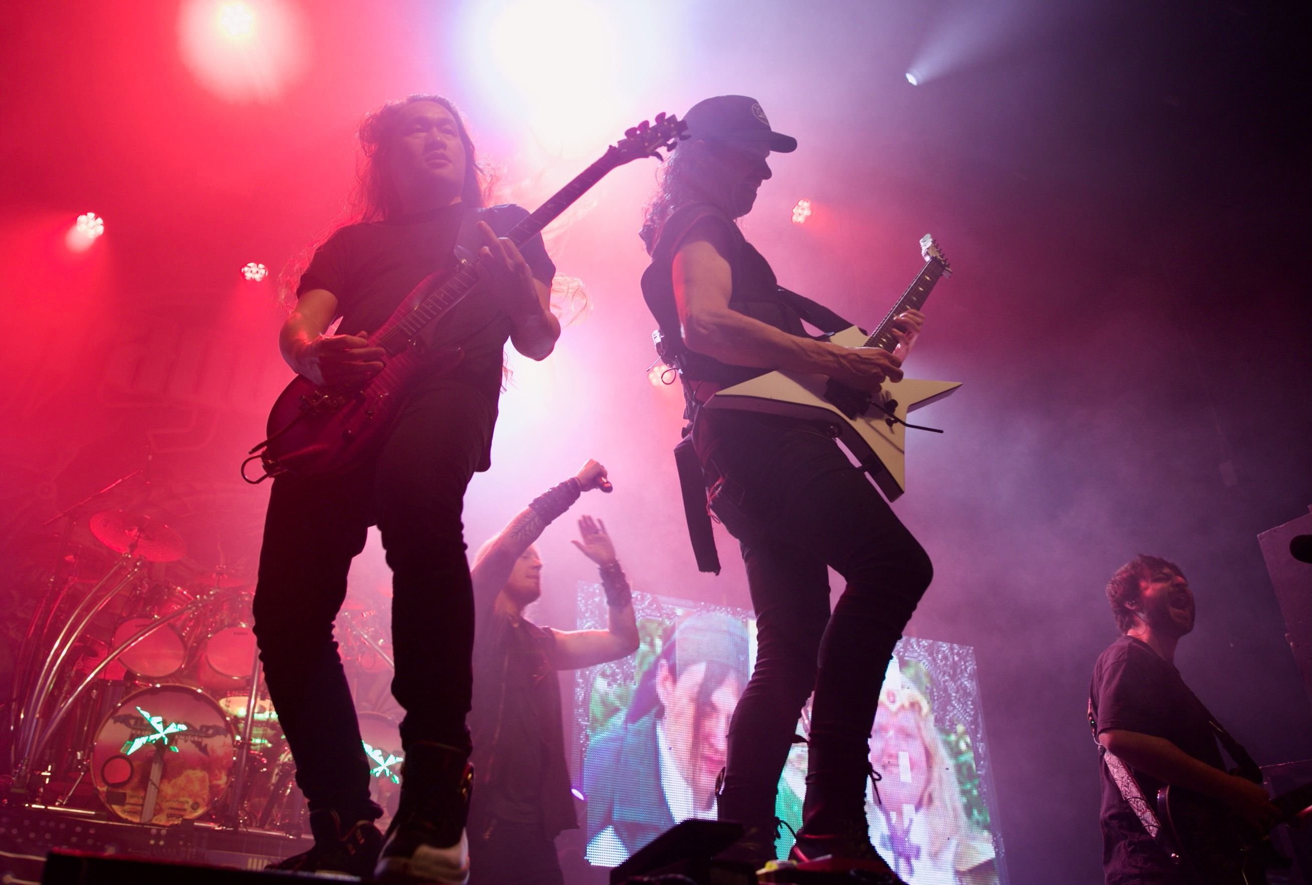 Les deux guitaristes fondateurs du groupe, Herman Li et Sam Totman prennent la pose sur la scène du Bataclan mercredi, aux côtés du chanteur Marc Hudson et du guitariste additionnel de tournée Billy Wilkins. DOMGILBERT