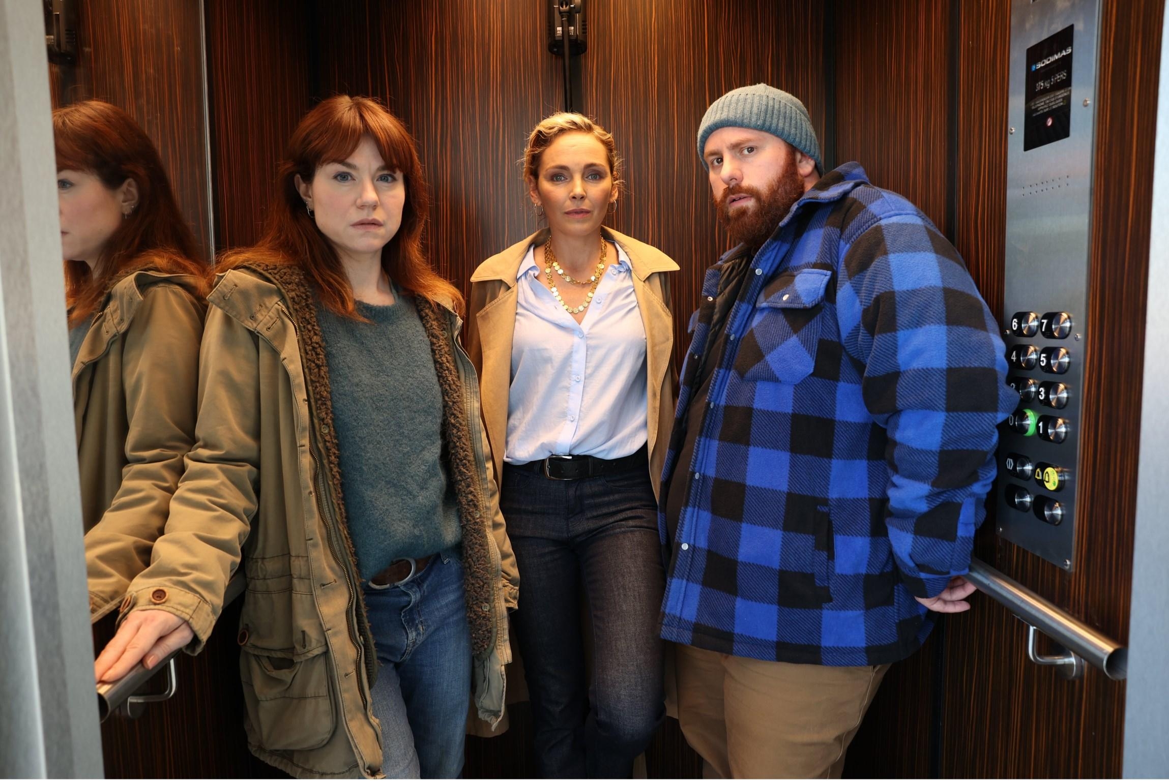 Juliette (Émilie Dequenne), Anna (Claire Keim) et Cédric (Marc Riso) sont renvoyés un an en arrière en prenant cet ascenseur. Assez pour éviter les meurtres qui vont avoir lieu dans l'hôpital ? PWARRIN/MERLINPRODUCTION/M6