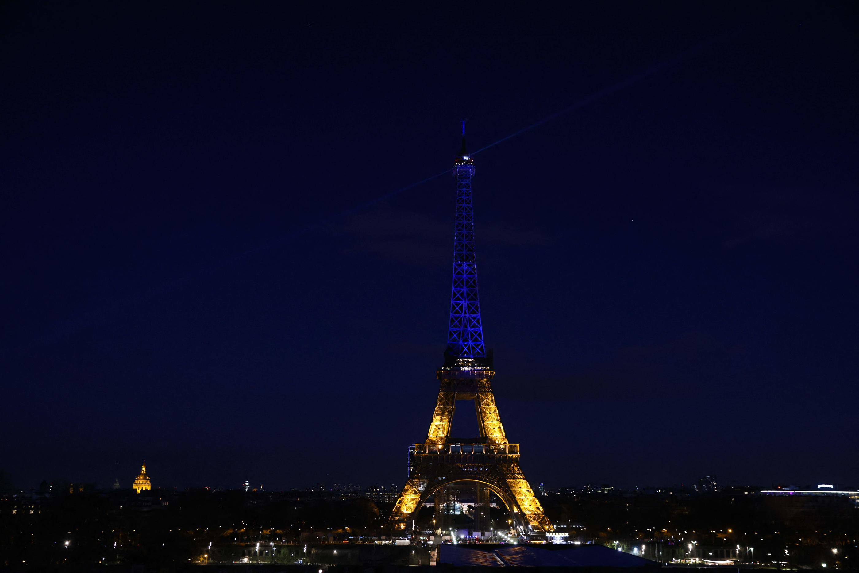 Double arc-en-ciel au-dessus de la tour Eiffel - France Bleu