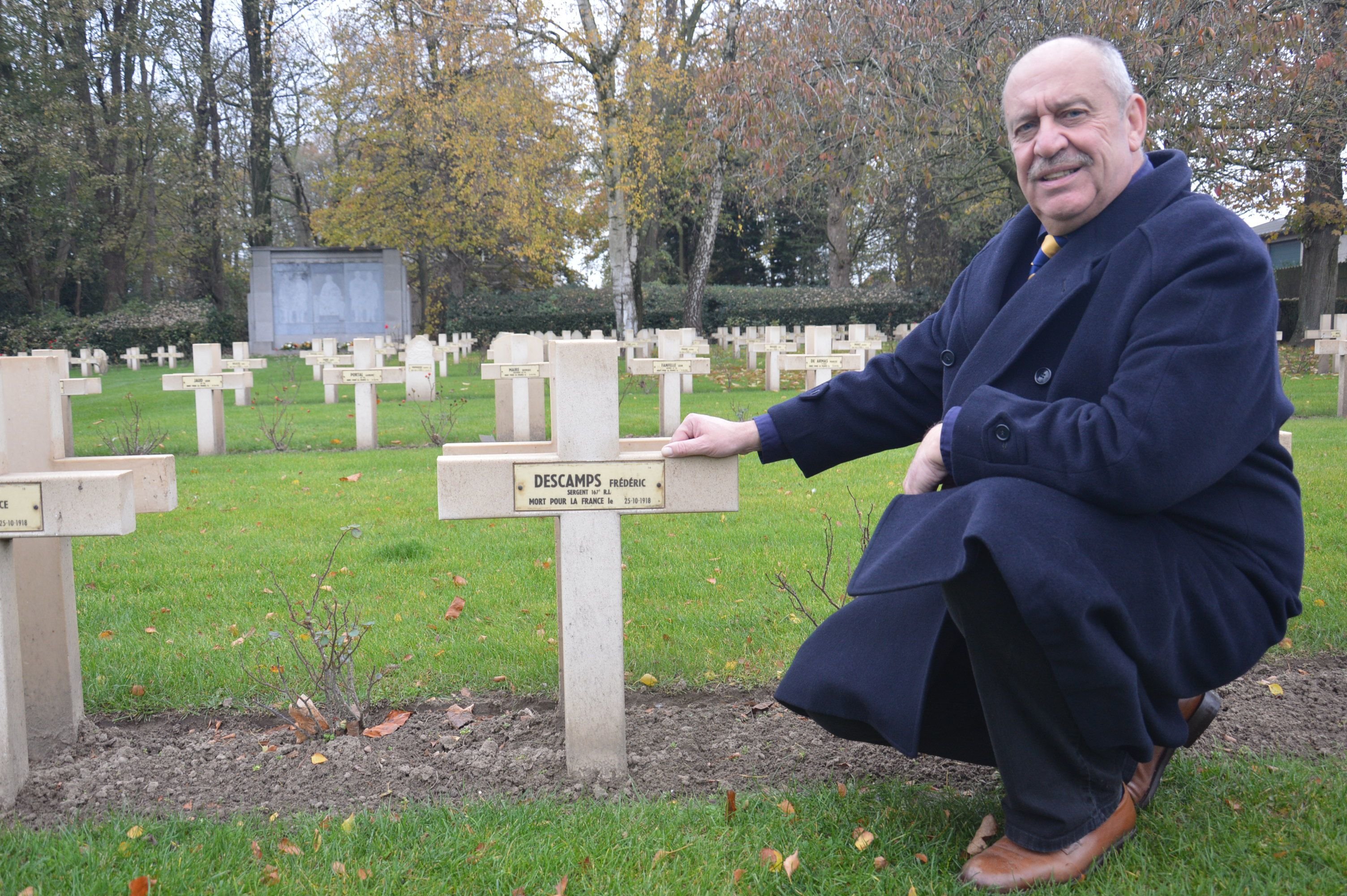 Patrick Lernout vit en Belgique à 10 km d’un cimetière militaire français à Machelen, oublié par les gens. Ce retraité a pris l’initiative de digitaliser tous les données des soldats qui sont enterrés dans ce cimetière. Il en cherche quatre originaires du Val-de-Marne.