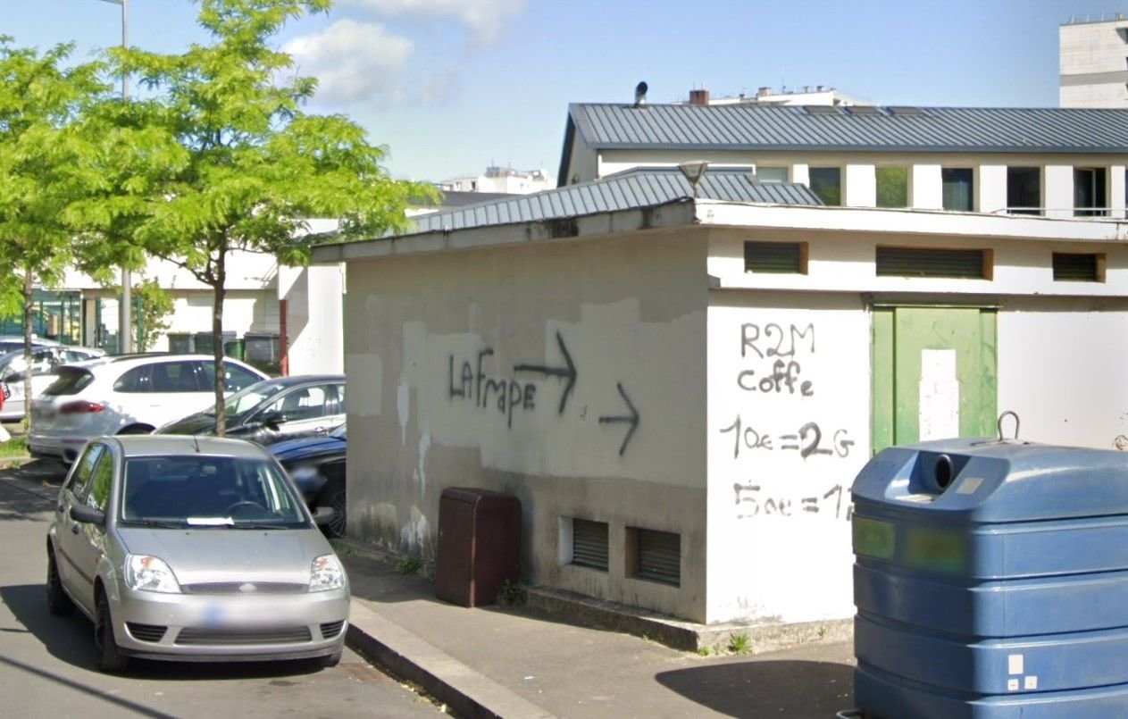 Garges-lès-Gonesse. Le point de deal de la rue des Louvres était indiqué par des graffitis. Google Street View