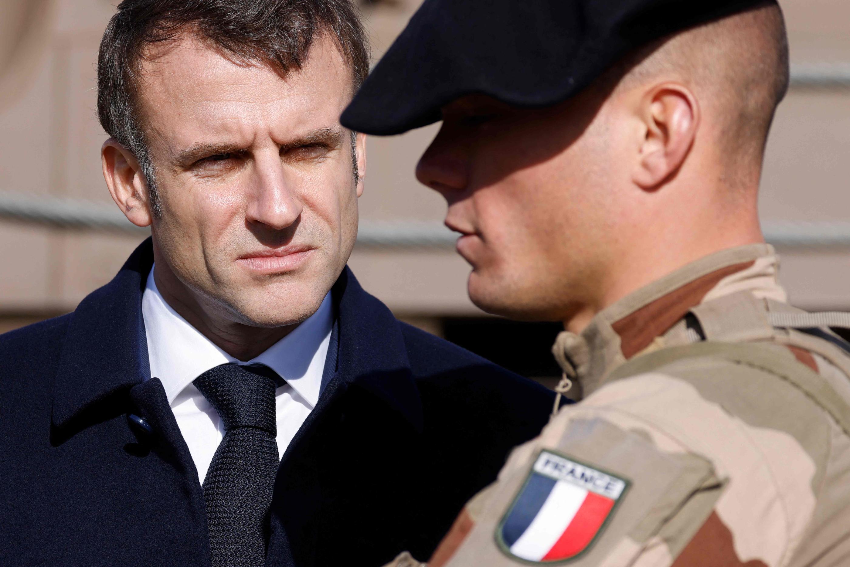 Emmanuel Macron lors de sa traditionnelle visite aux troupes françaises en opérations extérieures, en Jordanie, vendredi 22 décembre. AFP/Ludovic Marin