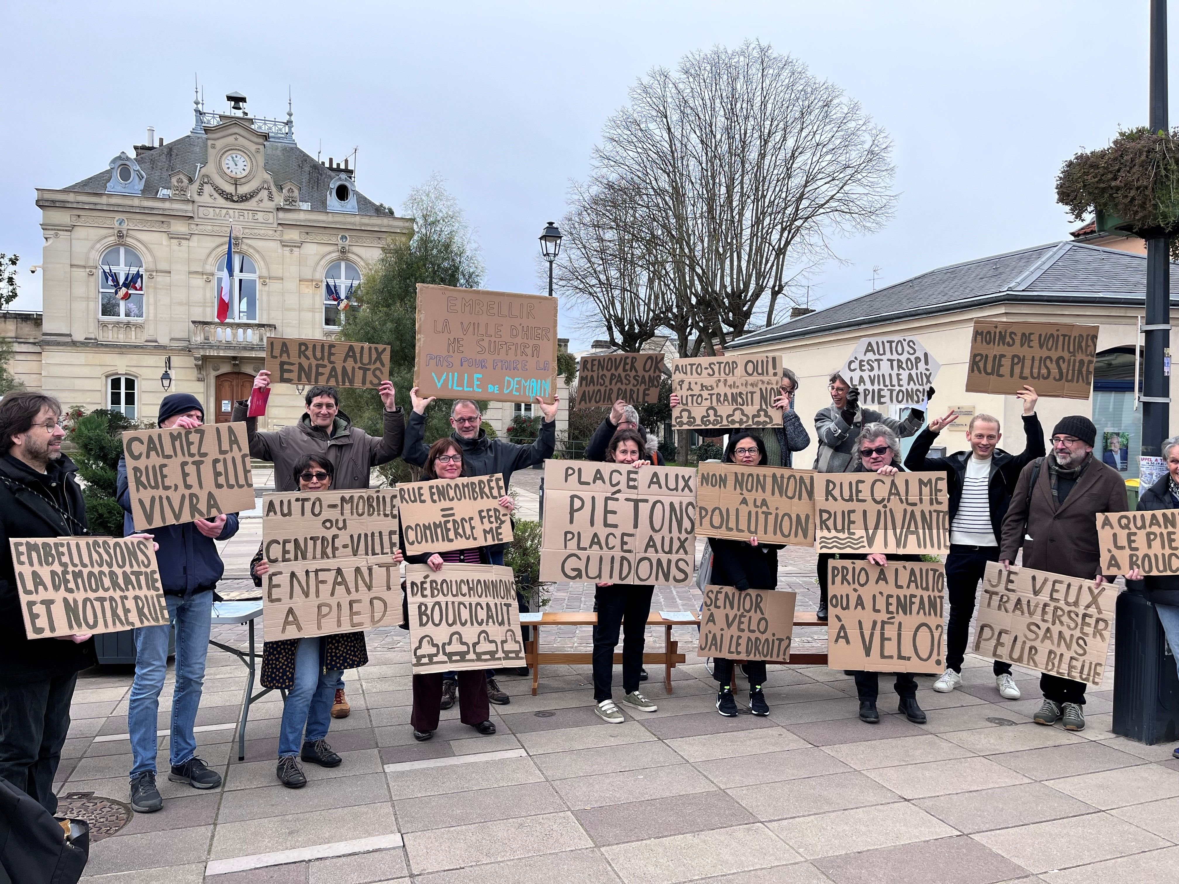 Fontenay-aux-Roses (Hauts-de-Seine), samedi 9 mars. Le collectif a organisé une manifestation devant l’hôtel de ville. DR.