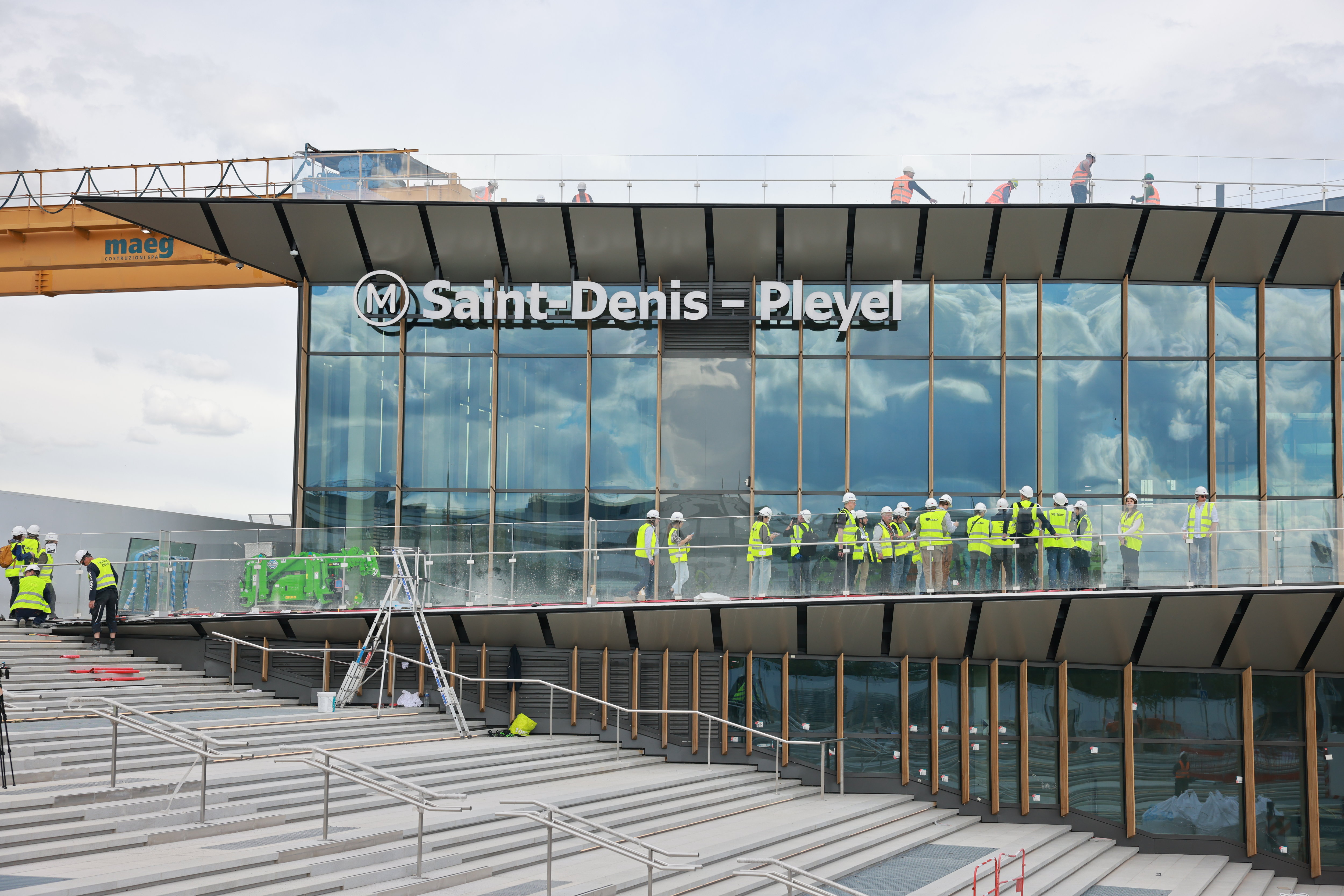 Saint-Denis (Seine-Saint-Denis), ce mercredi. Le nom de la nouvelle station de la ligne 14 s'étale désormais en lettres blanches sur le fronton du bâtiment. LP/Olivier Arandel