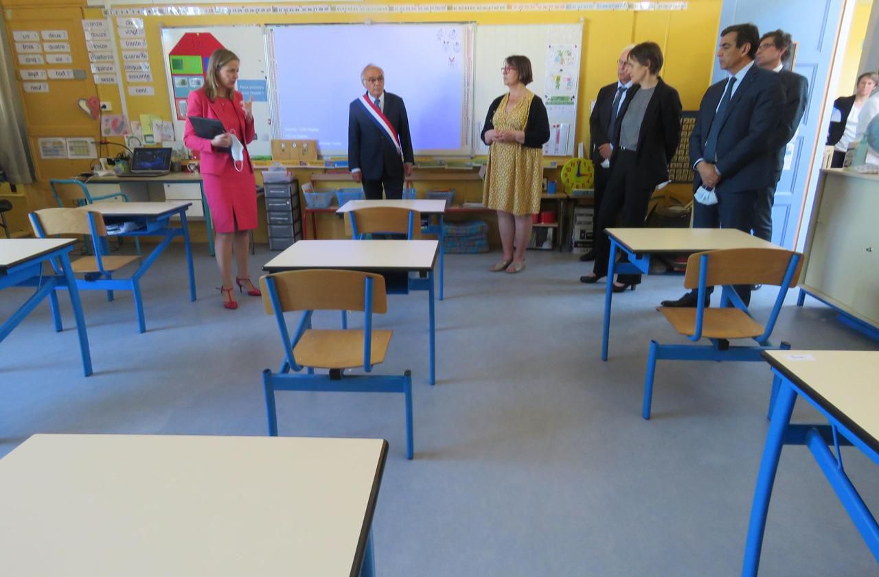 <b></b> Breuillet, mercredi 6 mai 2020. Dans les salles de classe de l’école Camille-Magné de Breuillet, les tables ont été disposées afin de permettre la distanciation sociale entre les élèves.