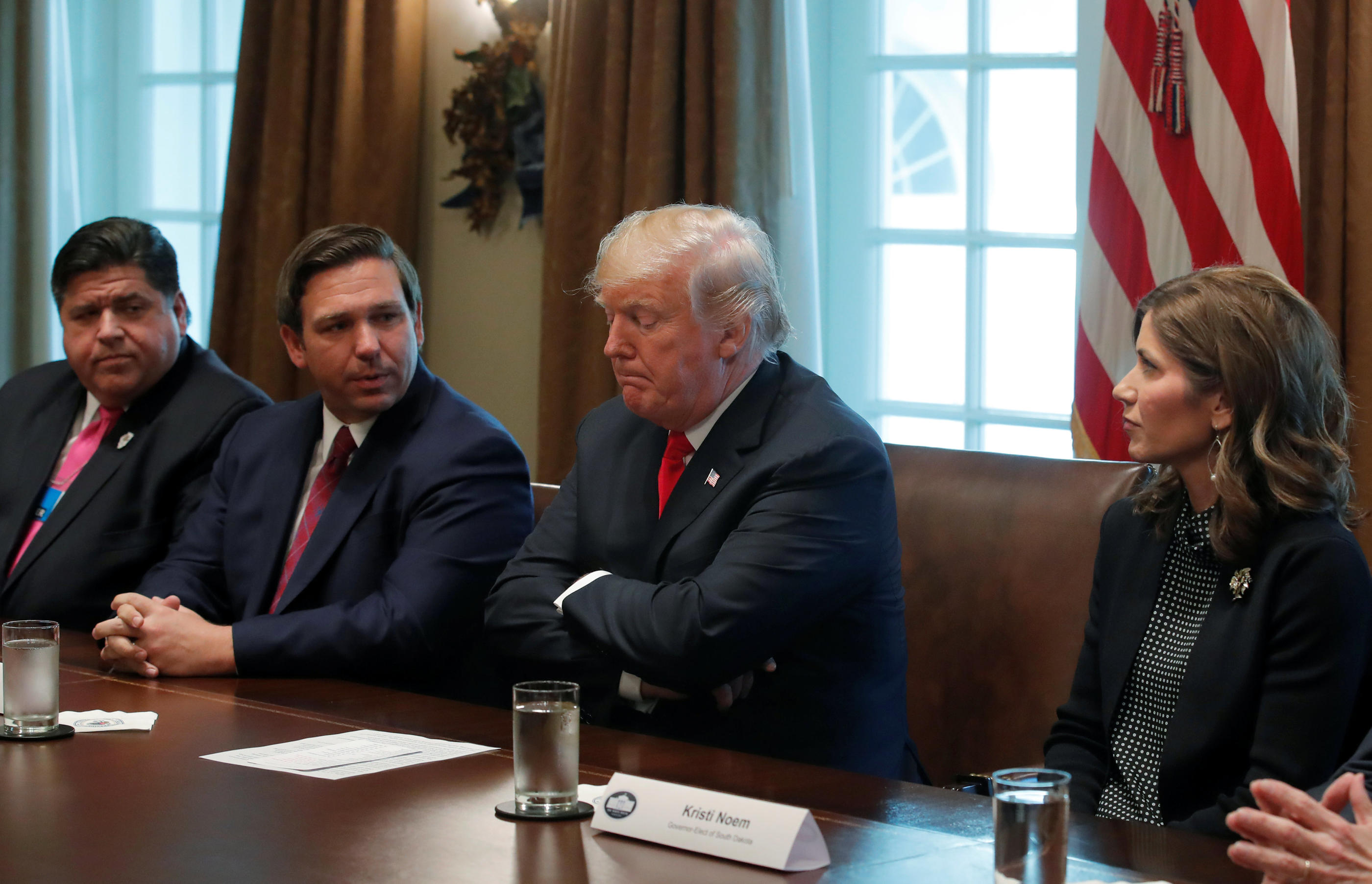 Donald Trump, alors président, reçoit les gouverneurs nouvellement élus à la Maison Blanche, le 13 décembre 2018, dont, à sa droite, Ron DeSantis. REUTERS/Jim Young