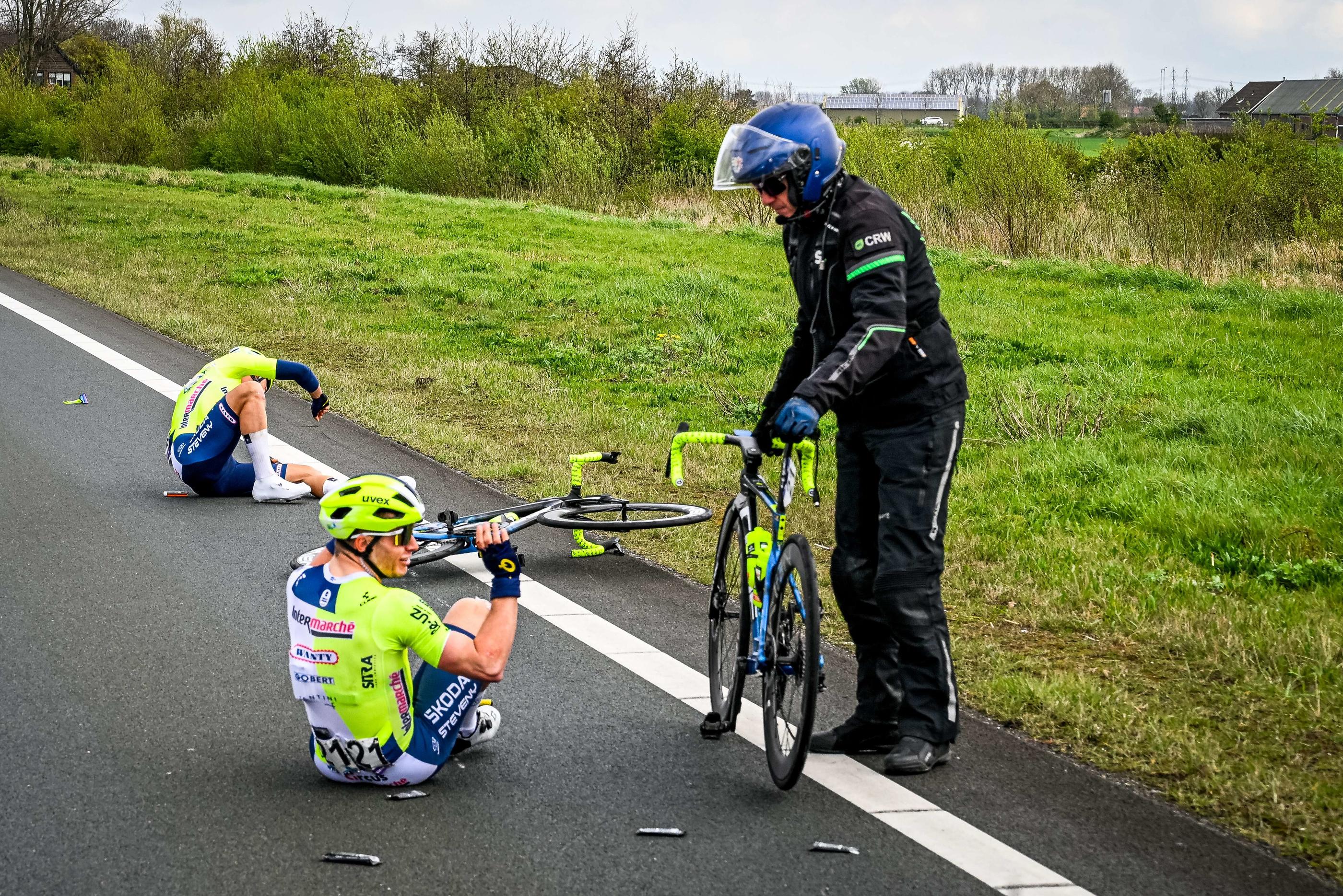 De plus en plus nombreuses, les chutes (ici deux coureurs d'Intermarché-Wanty lors du dernier Grand Prix de l'Escaut, ce mercredi) gangrènent la saison cycliste. Icon Sport/Belga/Tom Goyvaerts