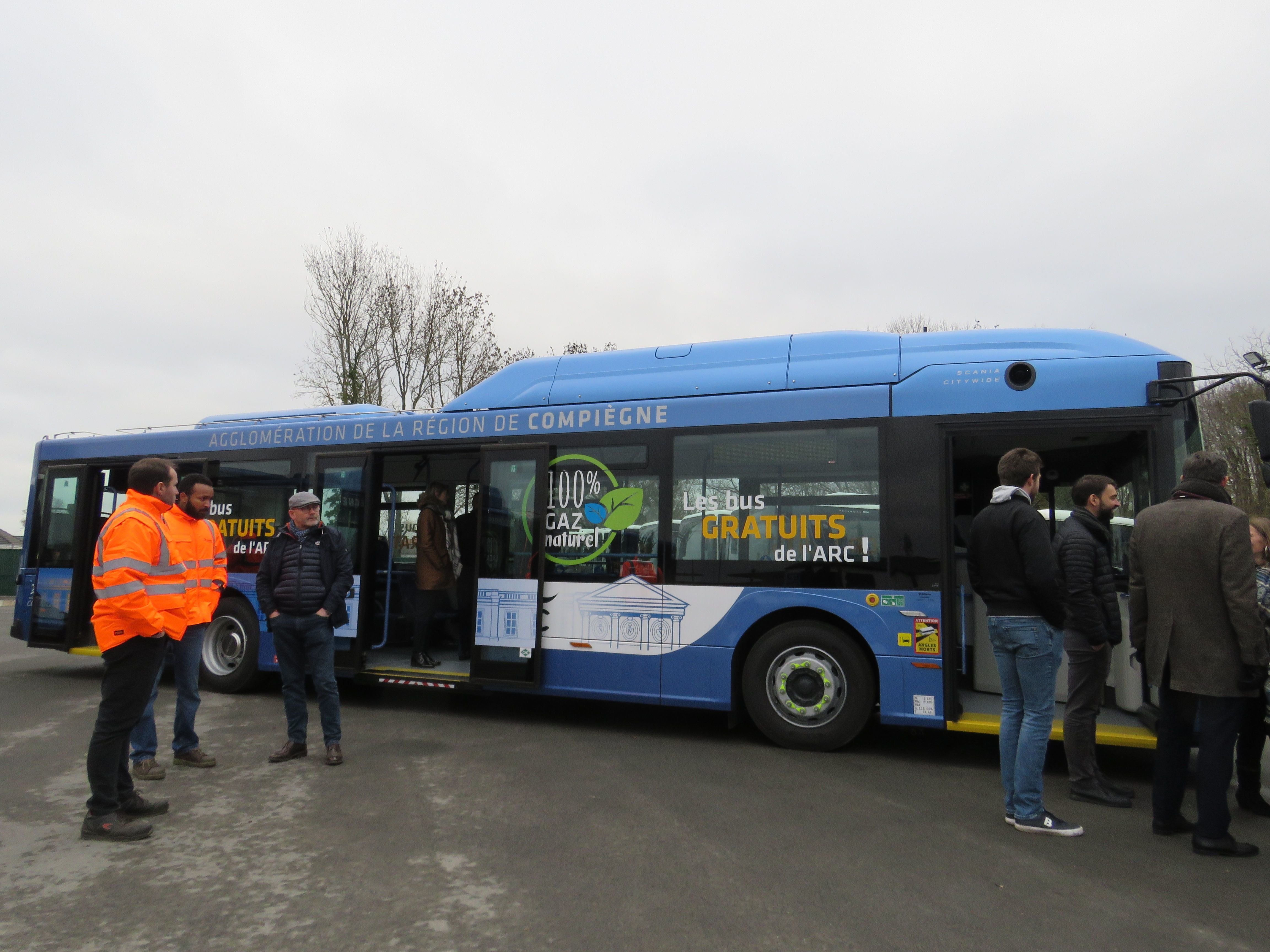 Compiègne (Oise), vendredi 27 janvier. Les nouveaux bus seront facilement reconnaissables grâce à un affichage clair et au gros réservoir situé sur le dessus du véhicule. LP/S.F.