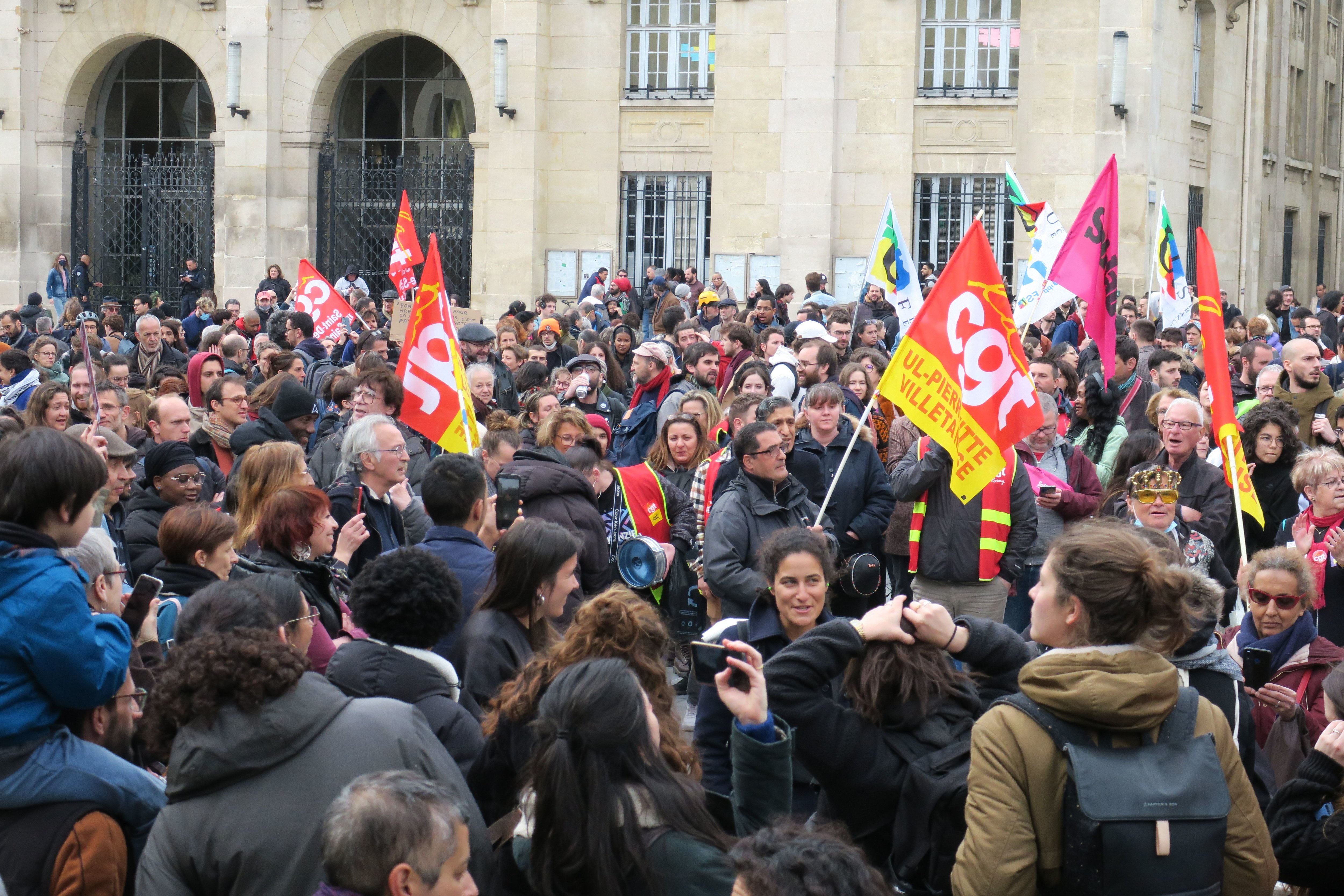 Saint-Denis (Seine-Saint-Denis), ce mardi 18 avril. Plusieurs centaines de personnes s'étaient rassemblées contre la réforme des retraites, sur le parvis de la mairie, alors qu'Emmanuel Macron assistait au concert annuel des élèves de la Maison d'éducation de la Légion d'honneur, à quelques mètres de là. LP/Claire Guédon