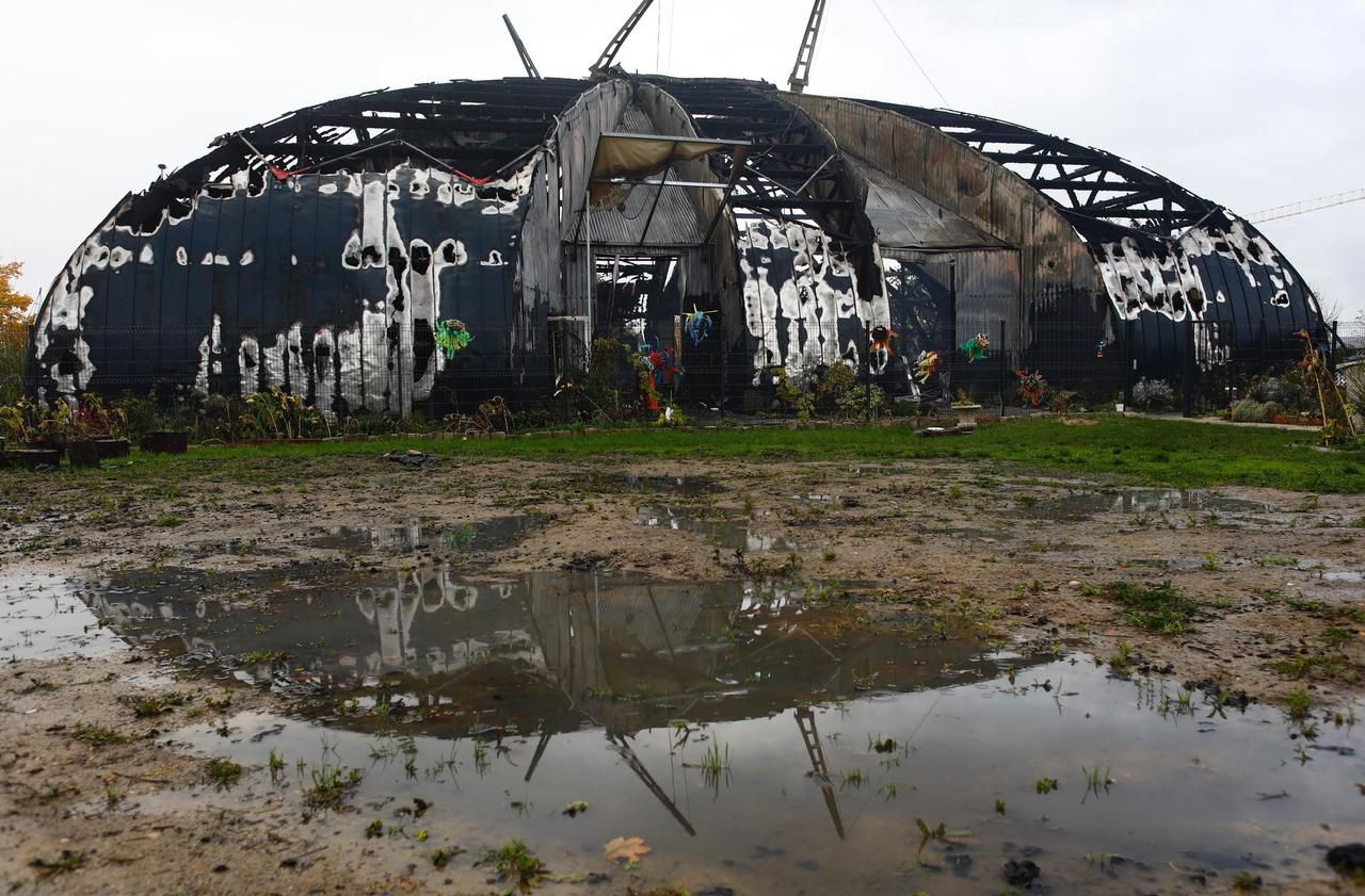 <b></b> Le cirque de la Compagnie des Contraires qui organisait des activités pour les enfants a été incendié à Chanteloup-les-Vignes.