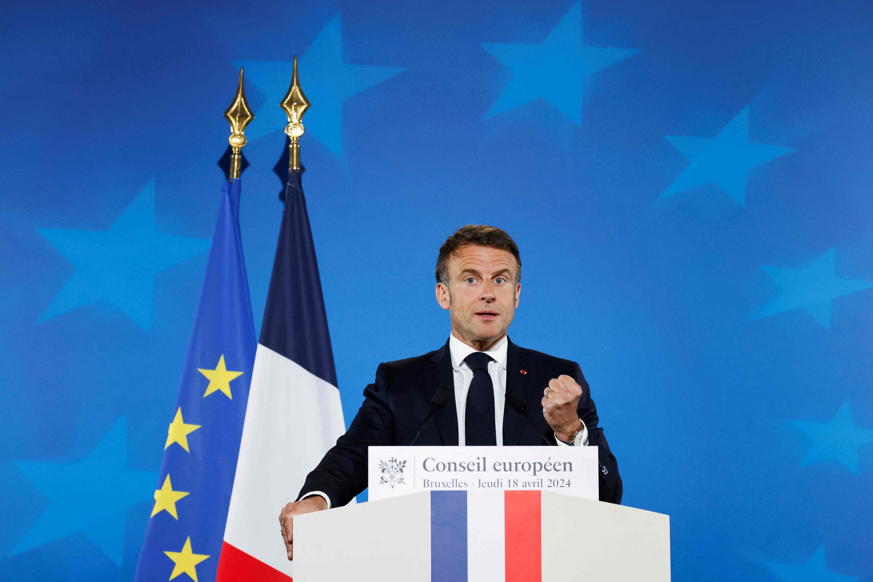 « Là où je suis, j’essaierai de vous aider et d’apporter mes forces à quelques moments clés de la campagne », a promis Emmanuel Macron (ici à Bruxelles, le 18 avril) à ses troupes. AFP/Ludovic Marin