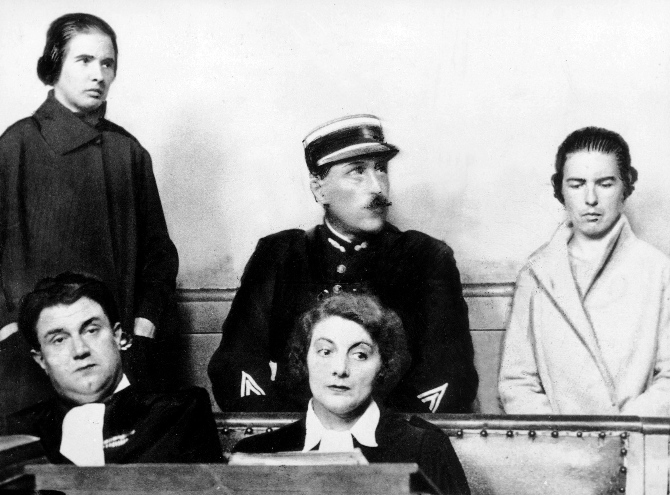 En 1933, Germaine Brière (au premier plan) a défendu les sœurs Papin (au second plan), accusées d'avoir sauvagement assassiné leur patronne et sa fille. Un procès retentissant. Bridgeman Images/Rene Dazy