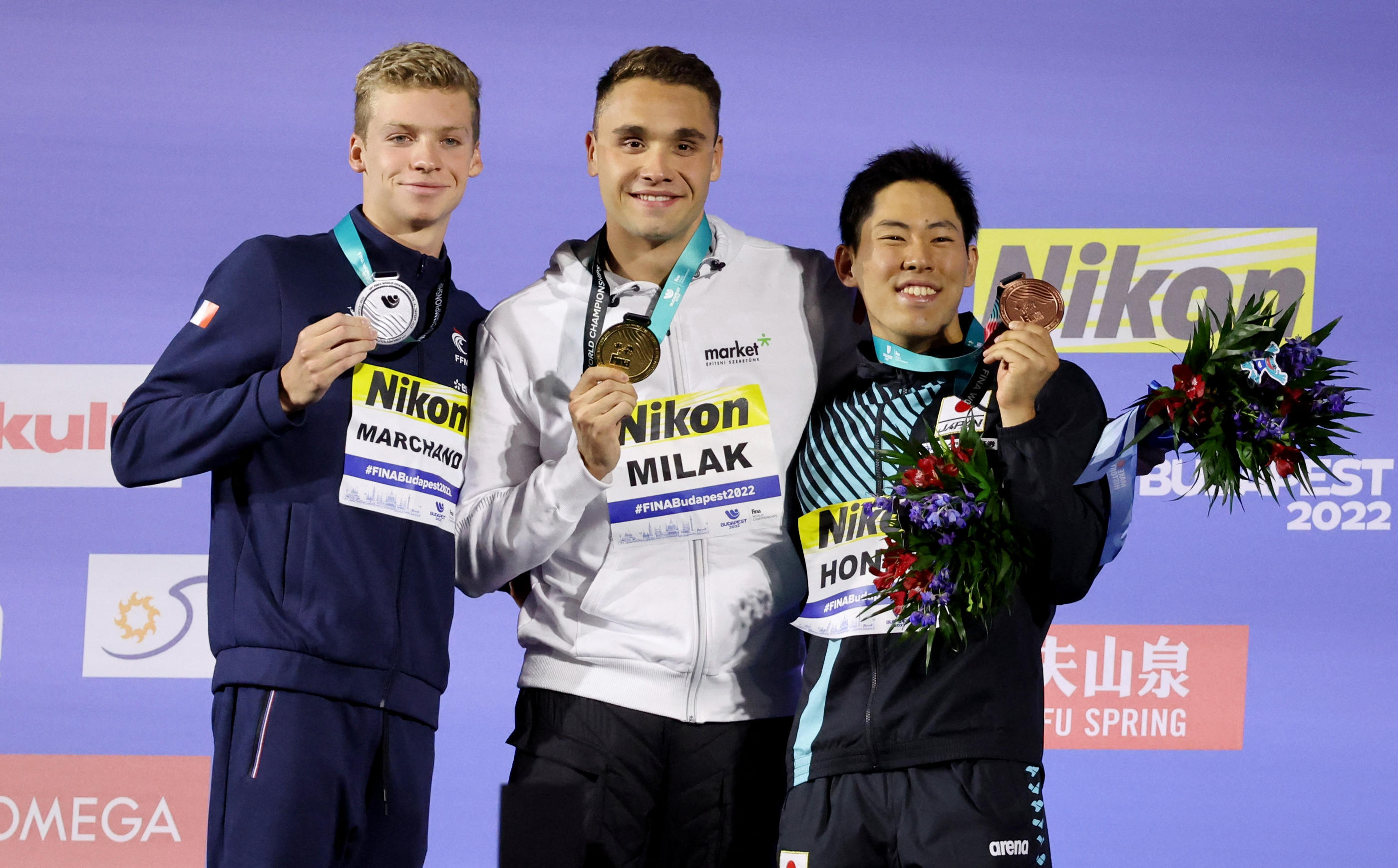 À peine descendu du podium du 200 m papillon, Léon Marchand (à gauche) a filé battre le record de France du 200 m 4 nages... Reuters/Antonio Bronic