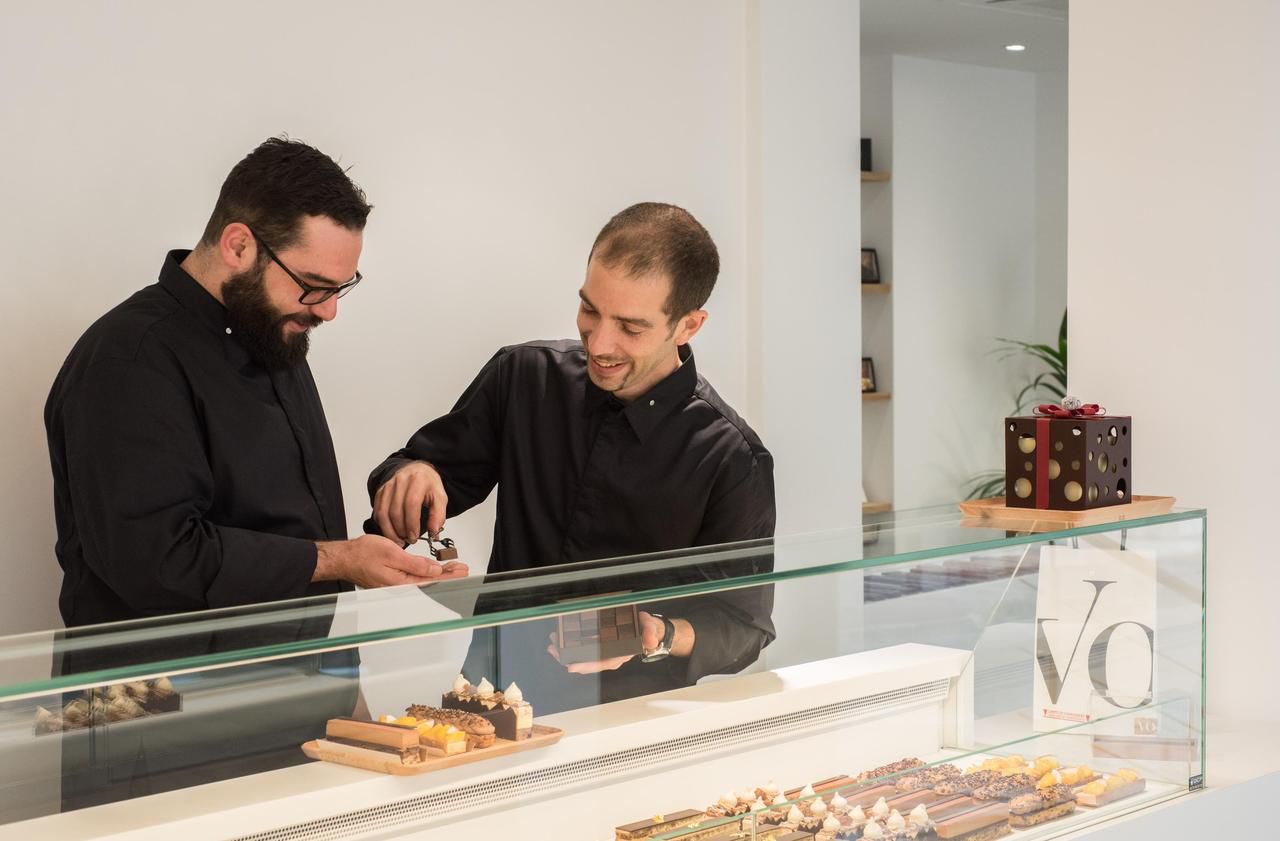 <b></b> Issy-les-Moulineaux, rue Danton. Maxime Ollivier et Alexandre Verrier ont ouvert, ce lundi, leur pâtisserie-chocolaterie artisanale, VO. 