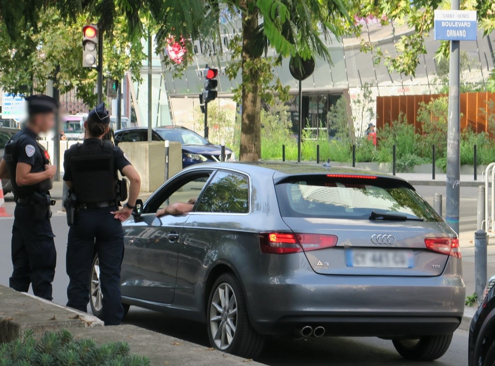 Saint-Denis (Seine-Saint-Denis), ce jeudi 28 août 2024. Les consignes, parfois contradictoires, reçues par les policiers missionnés dans le quartier Pleyel, près du village olympique, agacent les automobilistes. LP/Anthony Lieures