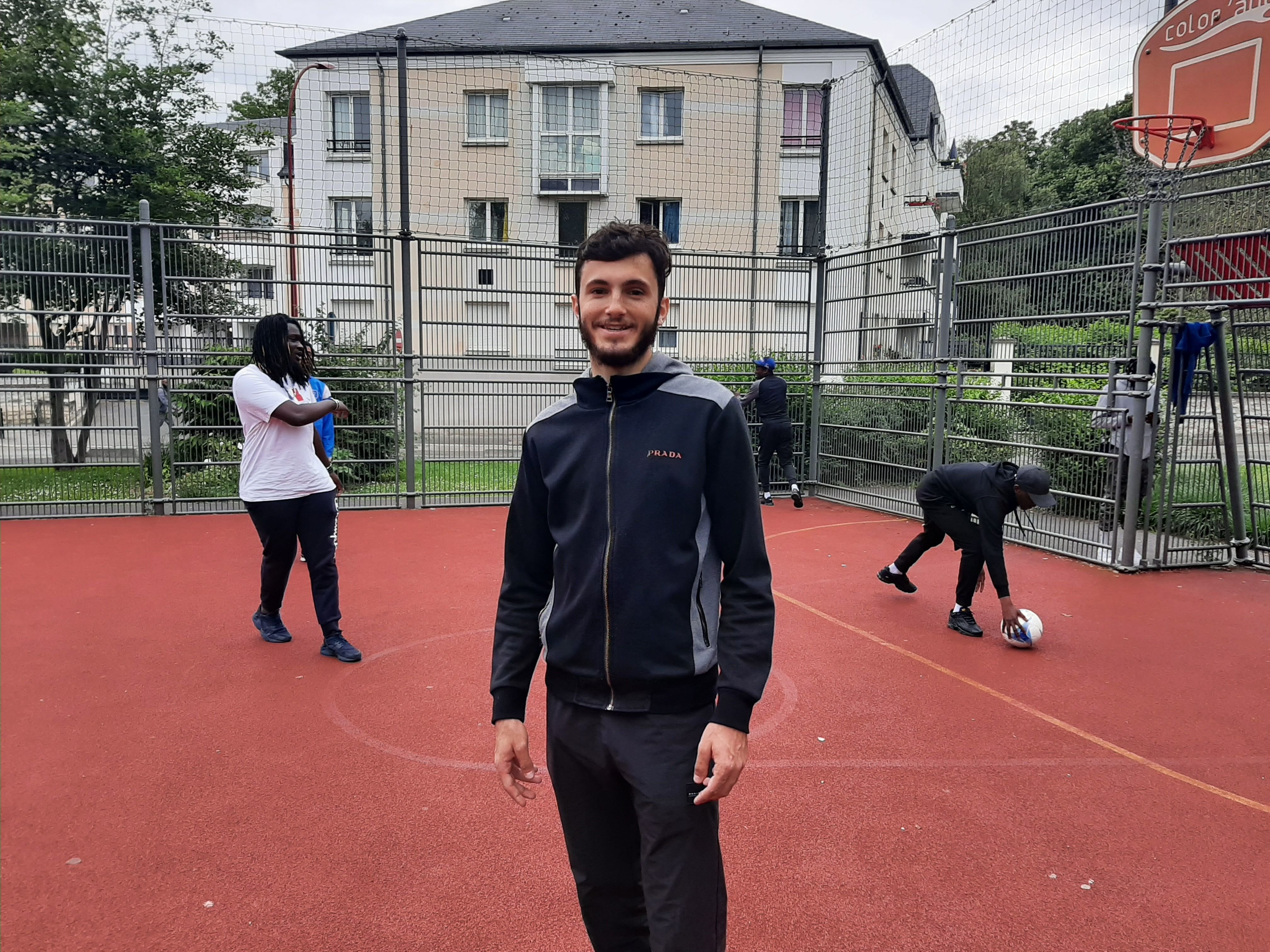 Au terrain de basket de Gonesse, les jeunes comme Kamel, 22 ans, se sentent concernés par le débat sur la vaccination. LP/Julie Olagnol