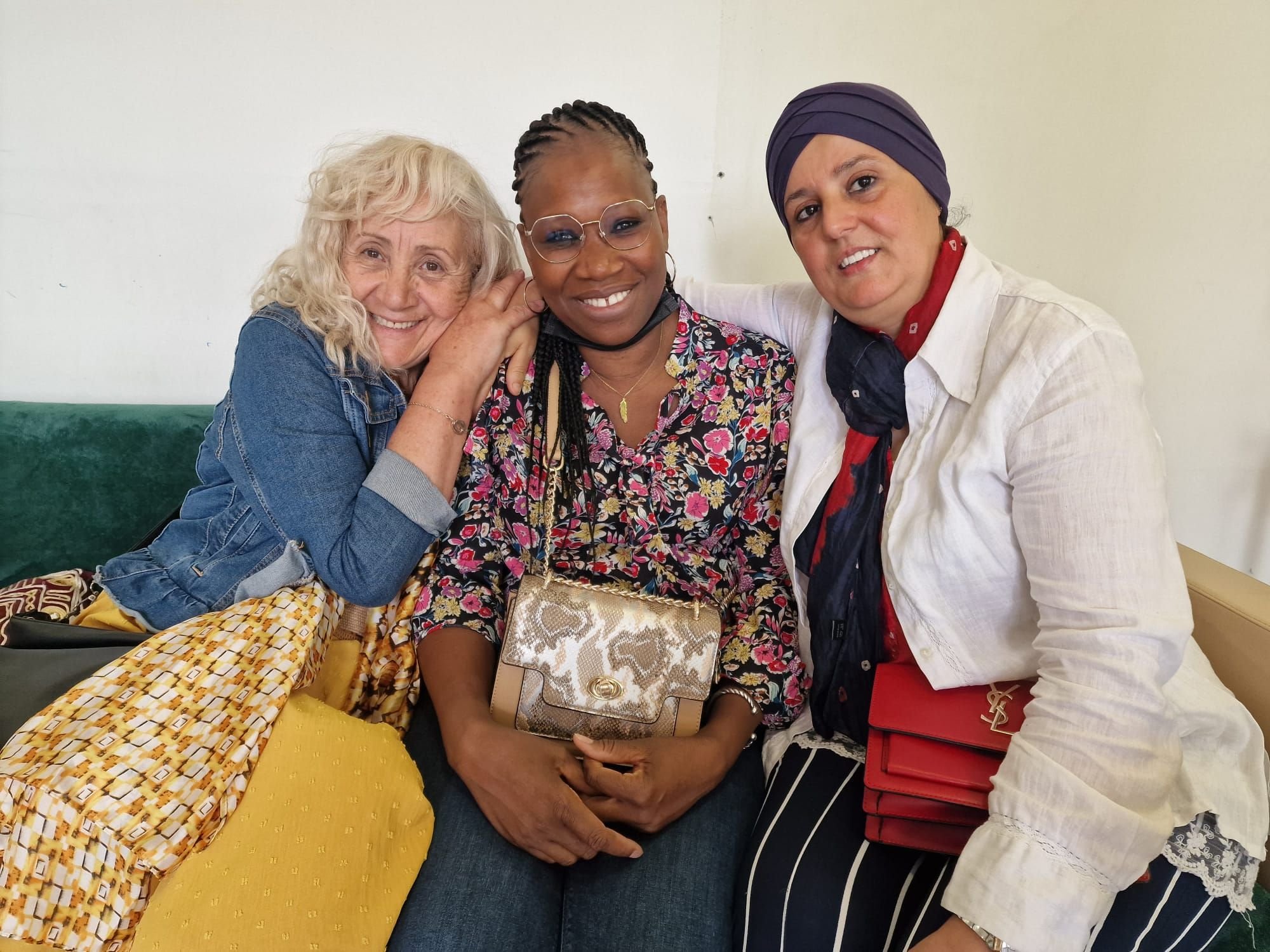 Garges-lès-Gonesse (Val-d'Oise). Faïza (à droite), ici accompagnée de deux femmes de la ville, a découvert avec effarement que l'intolérance concernant les couples mixtes était encore d'actualité. LP/M.B.-L.