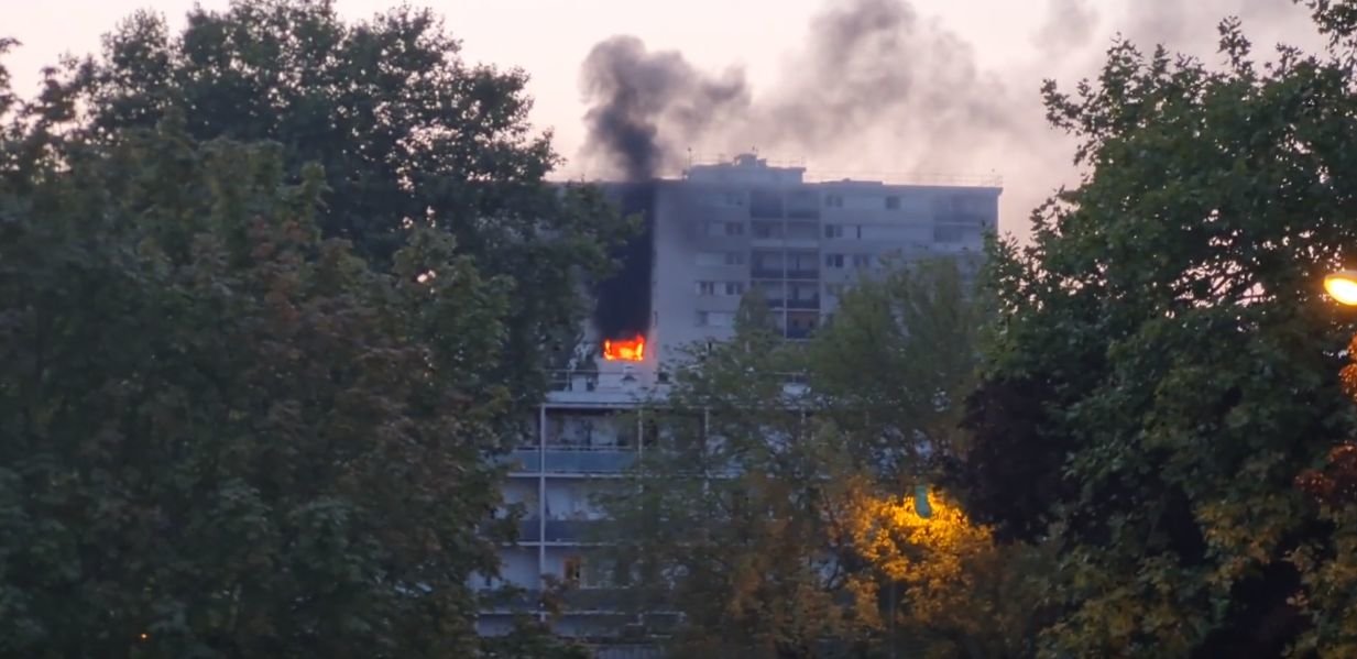 Ris-Orangis, ce lundi 15 août 2022. Un incendie s'est déclaré dans une tour du quartier du Château d'Eau, sans faire de victimes.