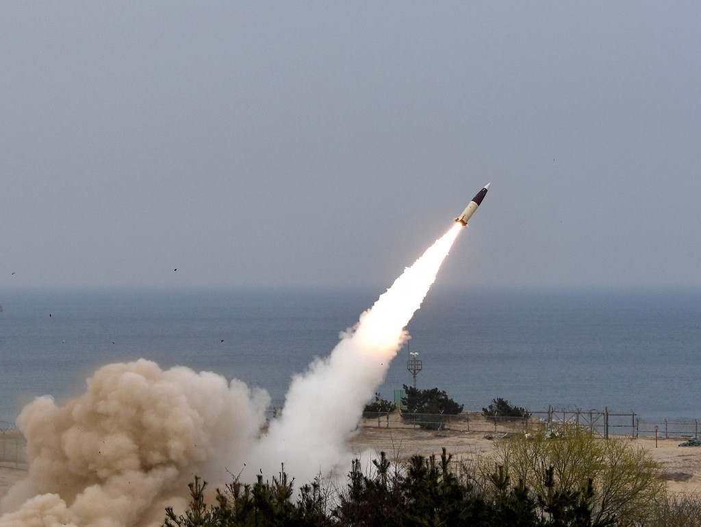 Les armes américaines ATACMS et les franco-britanniques SCLAP (ou Storm Shadow en anglais) ont une portée supérieure à 250 km. AFP/Jo Yong Hak