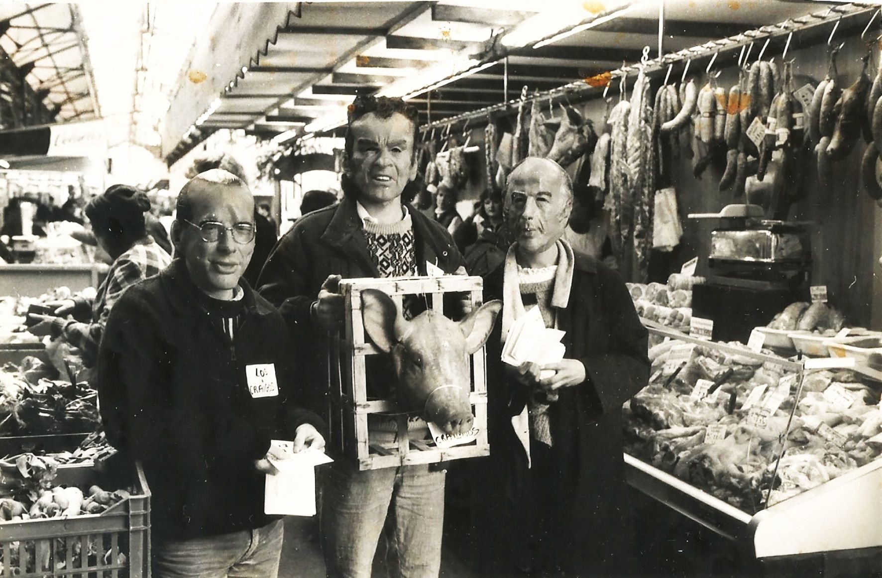 Aulnay-sous-Bois (Seine-Saint-Denis), en 1985. Lors de la campagne des élections cantonales, Sylvain De Smet (au centre) et ses amis ont débarqué sur le marché grimés en personnalités politiques et munis d'une tête de cochon, l'emblème des Craignos. Daniel Maunoury