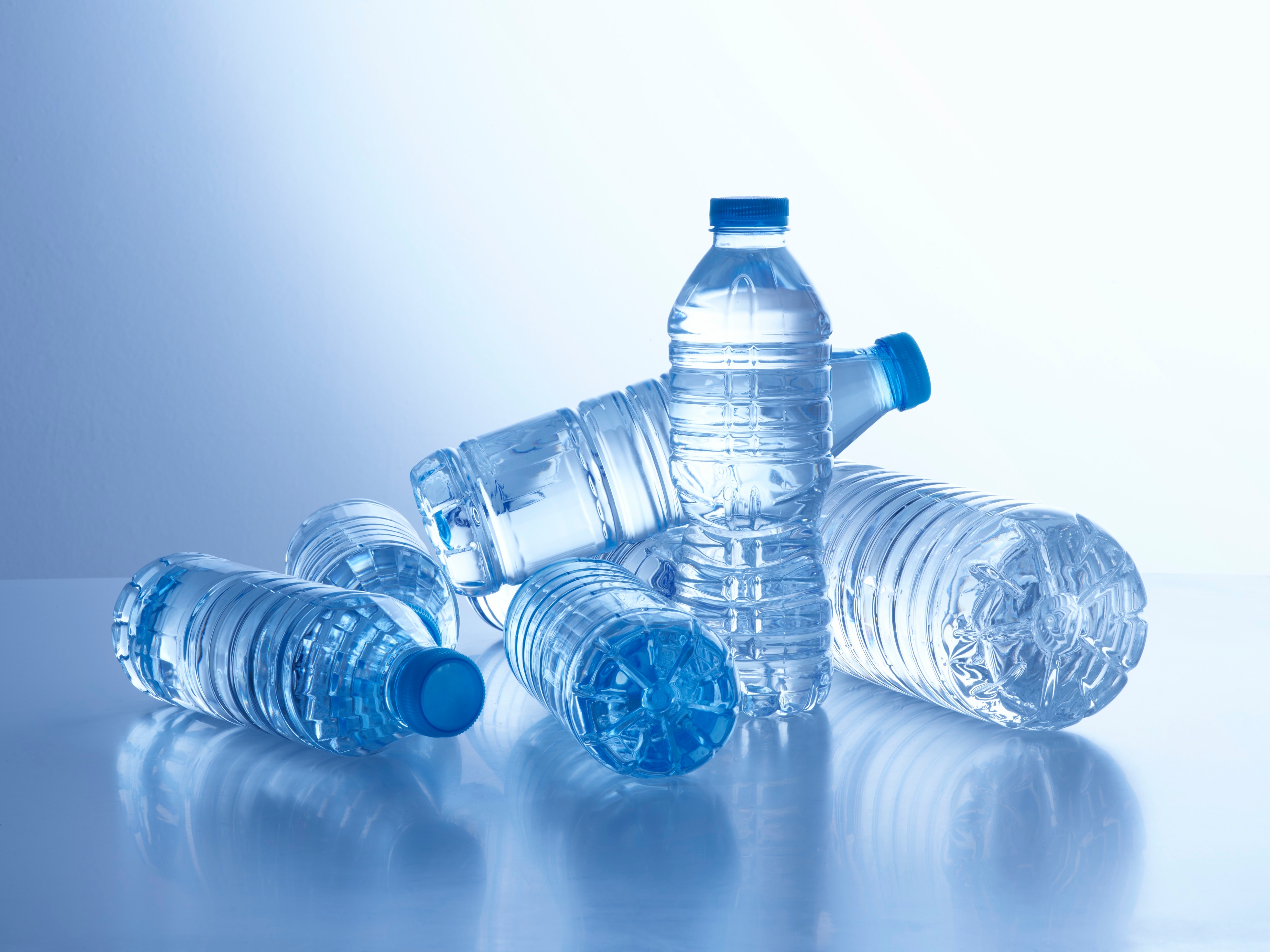 Toutes les eaux en bouteille contiennent des nanoplastiques » : faut-il  avoir peur pour notre santé ? - Le Parisien