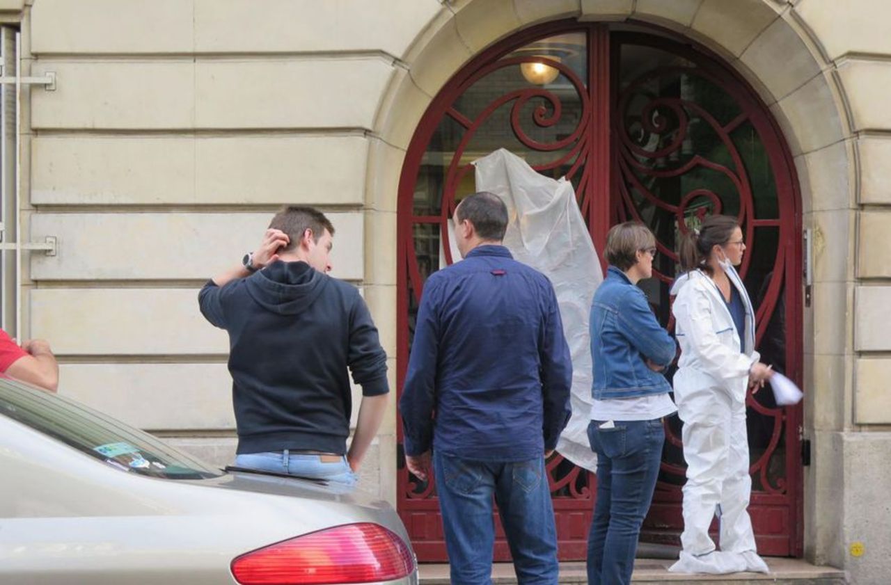<b></b> Paris XIVe, le 27 juillet 2017. Les techniciens de la police scientifique après la découverte du corps de Yasmina dans la cave de cet immeuble cossu de Montparnasse.